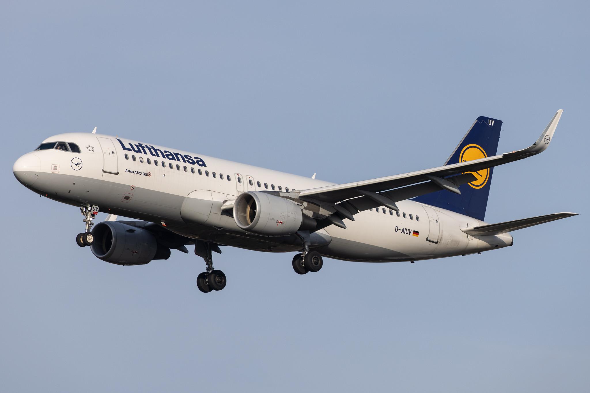 Hamburg Airport: Lufthansa (LH / DLH) |  Airbus A320-214 A320 | D-AIUV | MSN 7174