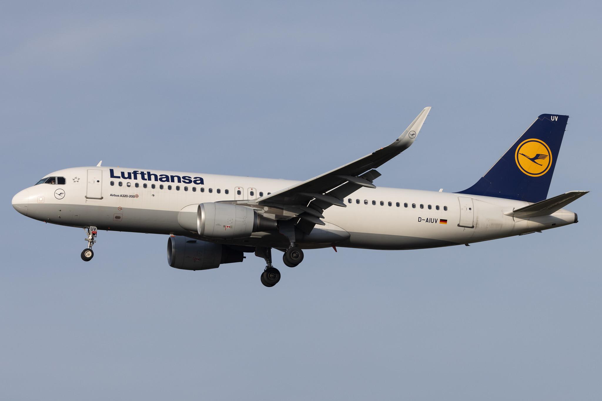 Hamburg Airport: Lufthansa (LH / DLH) |  Airbus A320-214 A320 | D-AIUV | MSN 7174