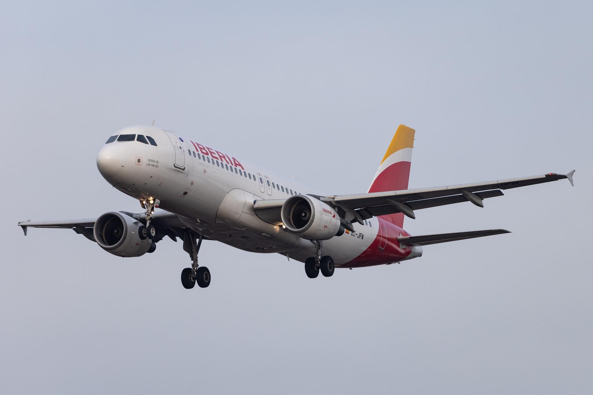 Hamburg Airport: Iberia (IB / IBE) |  Airbus A320-214 A320 | EC-JFN | MSN 2391