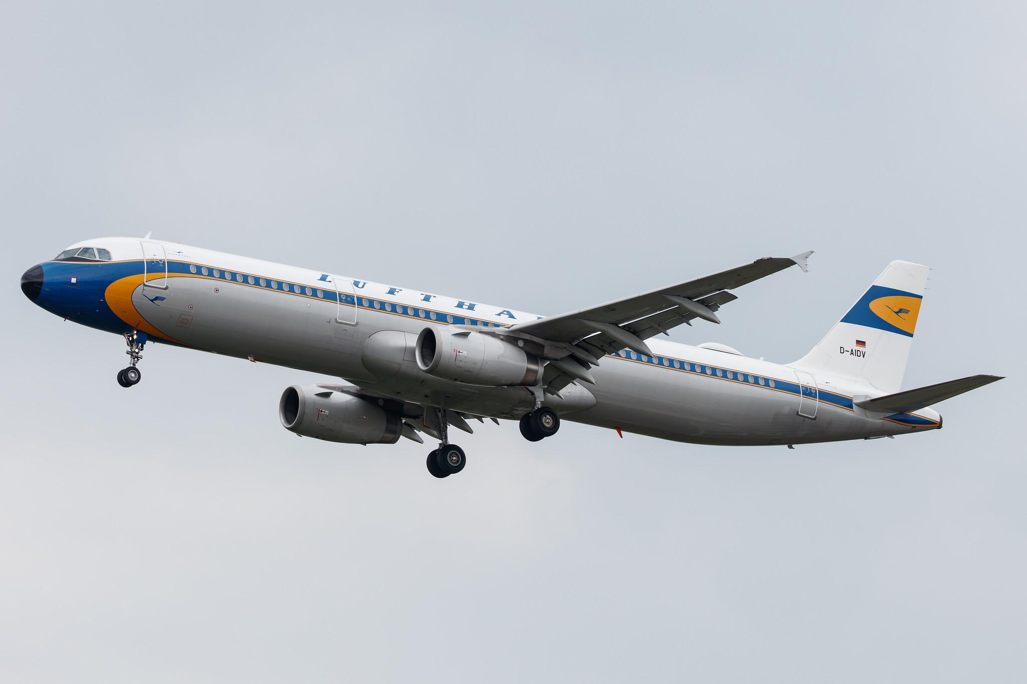 Hamburg Airport: Lufthansa (LH / DLH) |  Livery: Retro livery |  Airbus A321-231 A321 | D-AIDV | MSN 5413