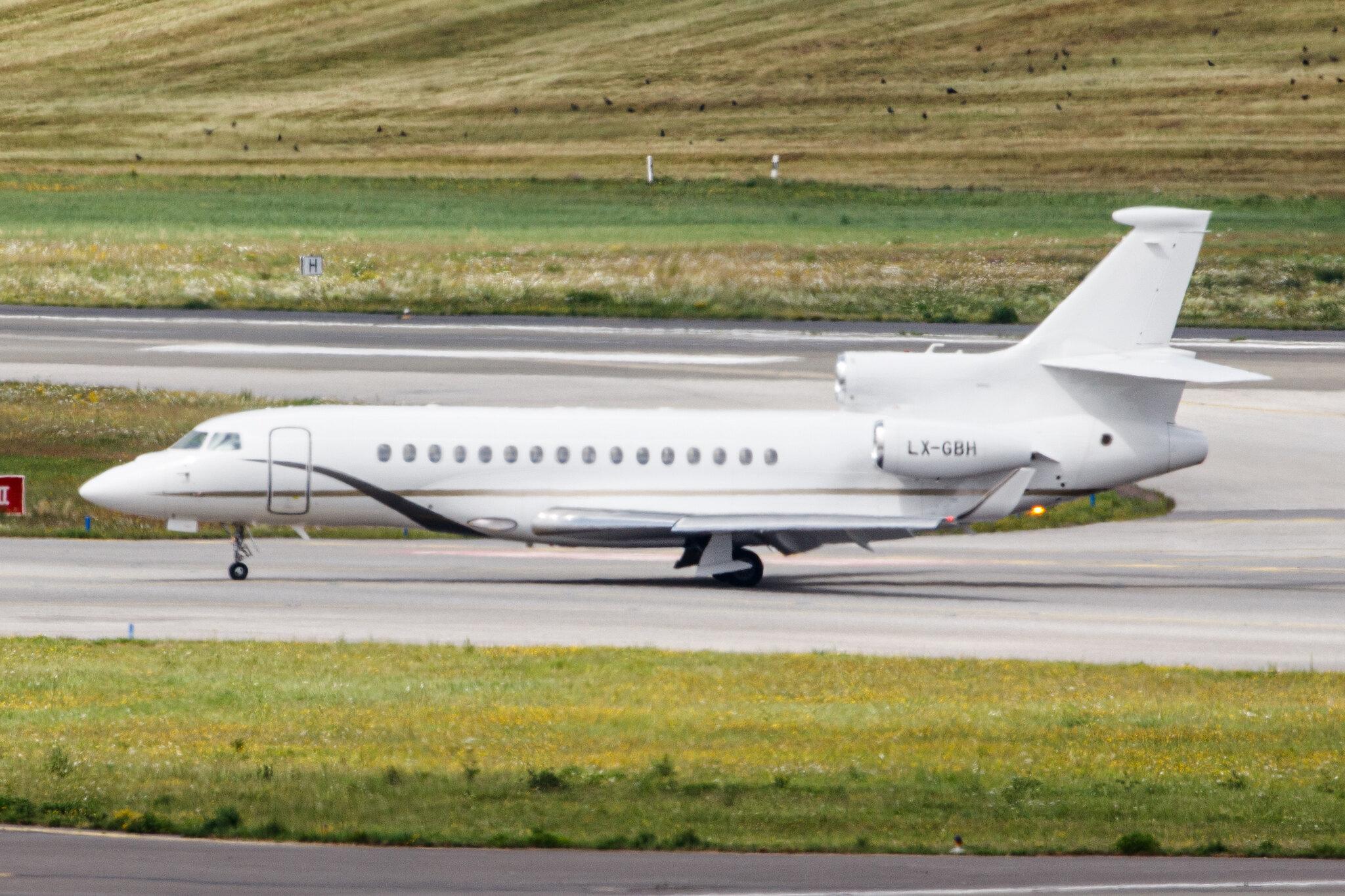 Hamburg Airport: Luxaviation (/ LXA) |  Dassault Falcon 8X FA8X | LX-GBH | MSN 453