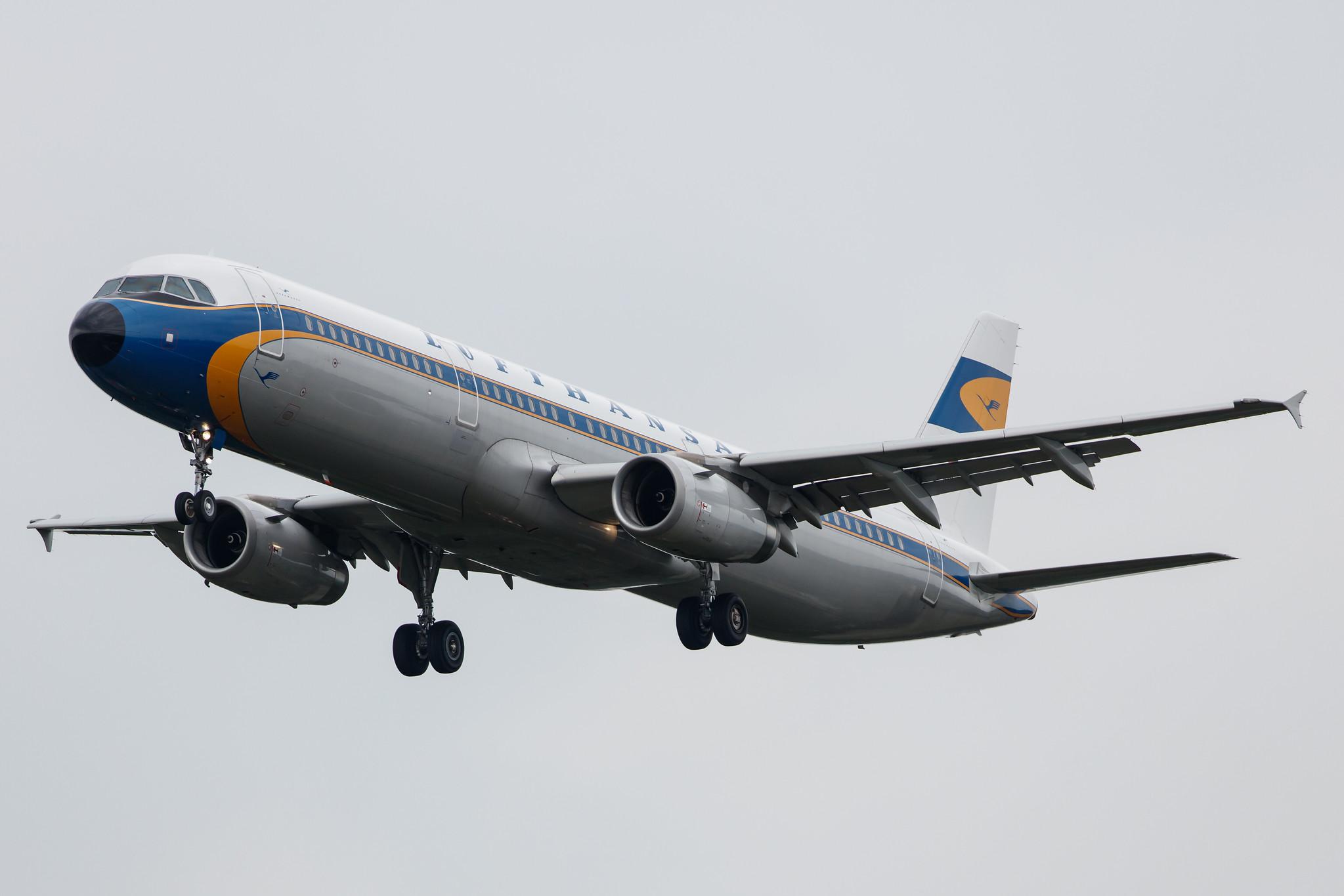 Hamburg Airport: Lufthansa (LH / DLH) |  Livery: Retro livery |  Airbus A321-231 A321 | D-AIDV | MSN 5413
