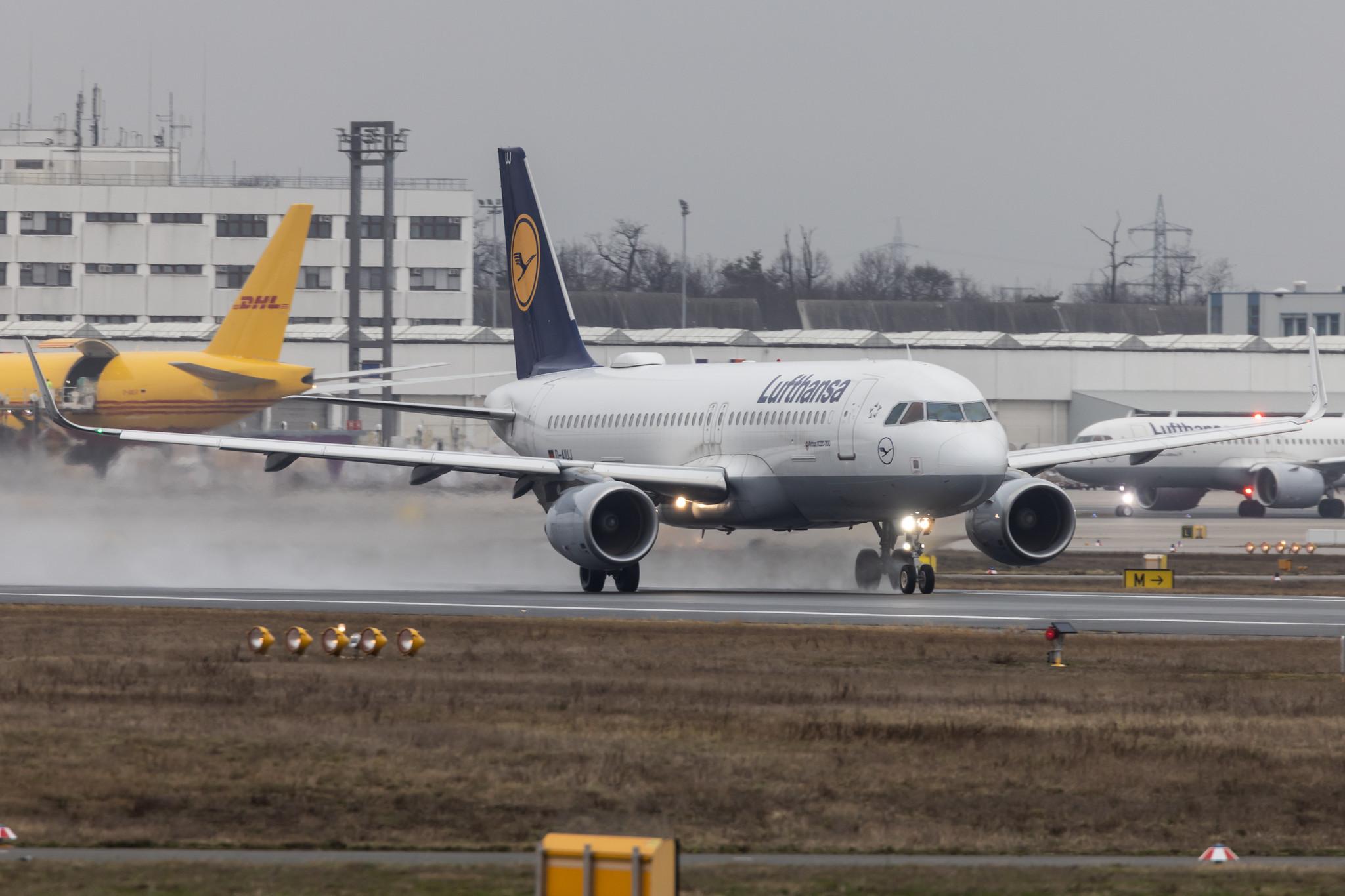 Frankfurt Airport: Lufthansa (LH / DLH) |  Airbus A320-214 A320 | D-AIUJ | MSN 6301