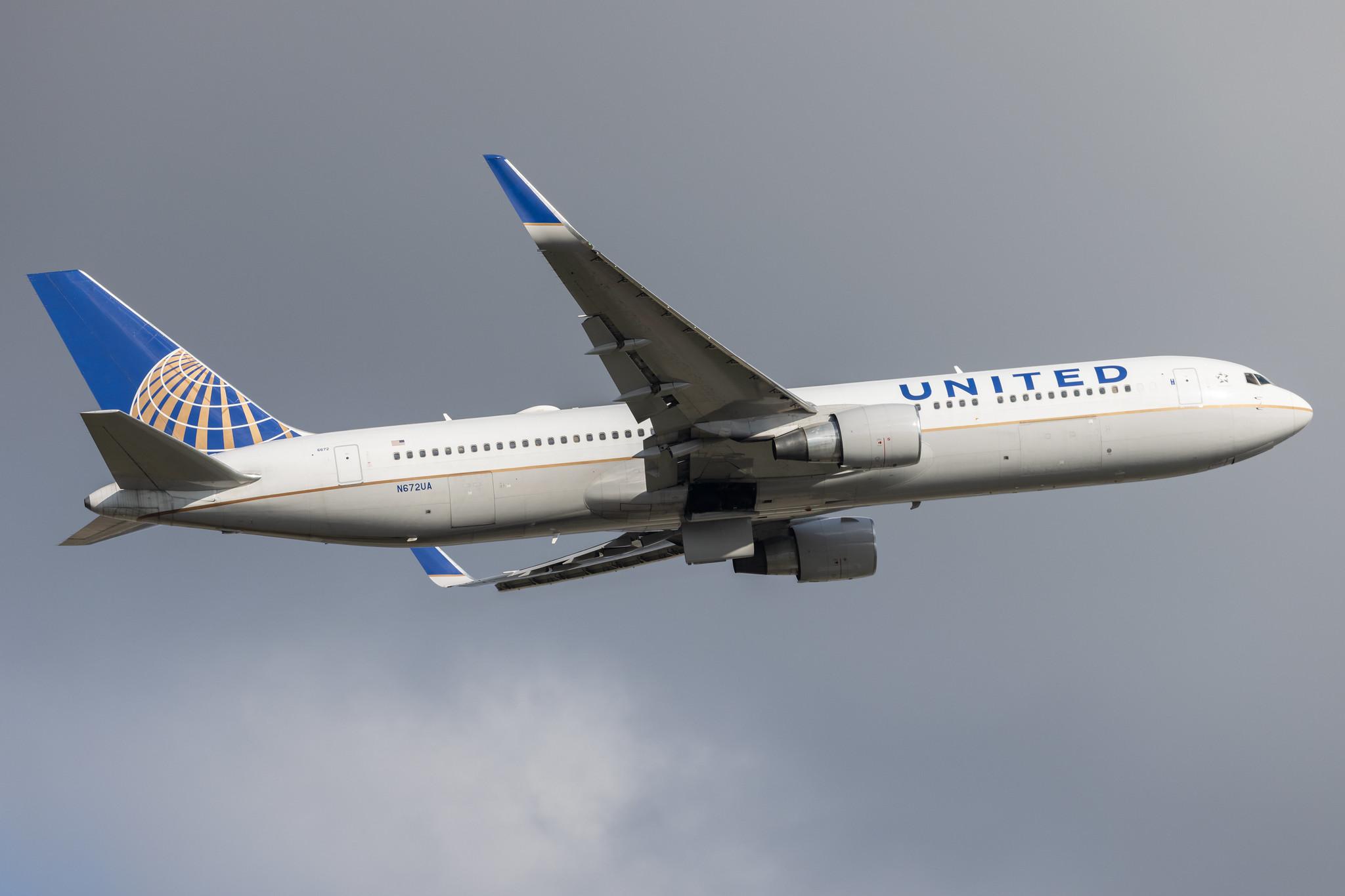 London Heathrow: United Airlines (UA / UAL) |  Boeing 767-322(ER) B763 | N672UA | MSN 30027
