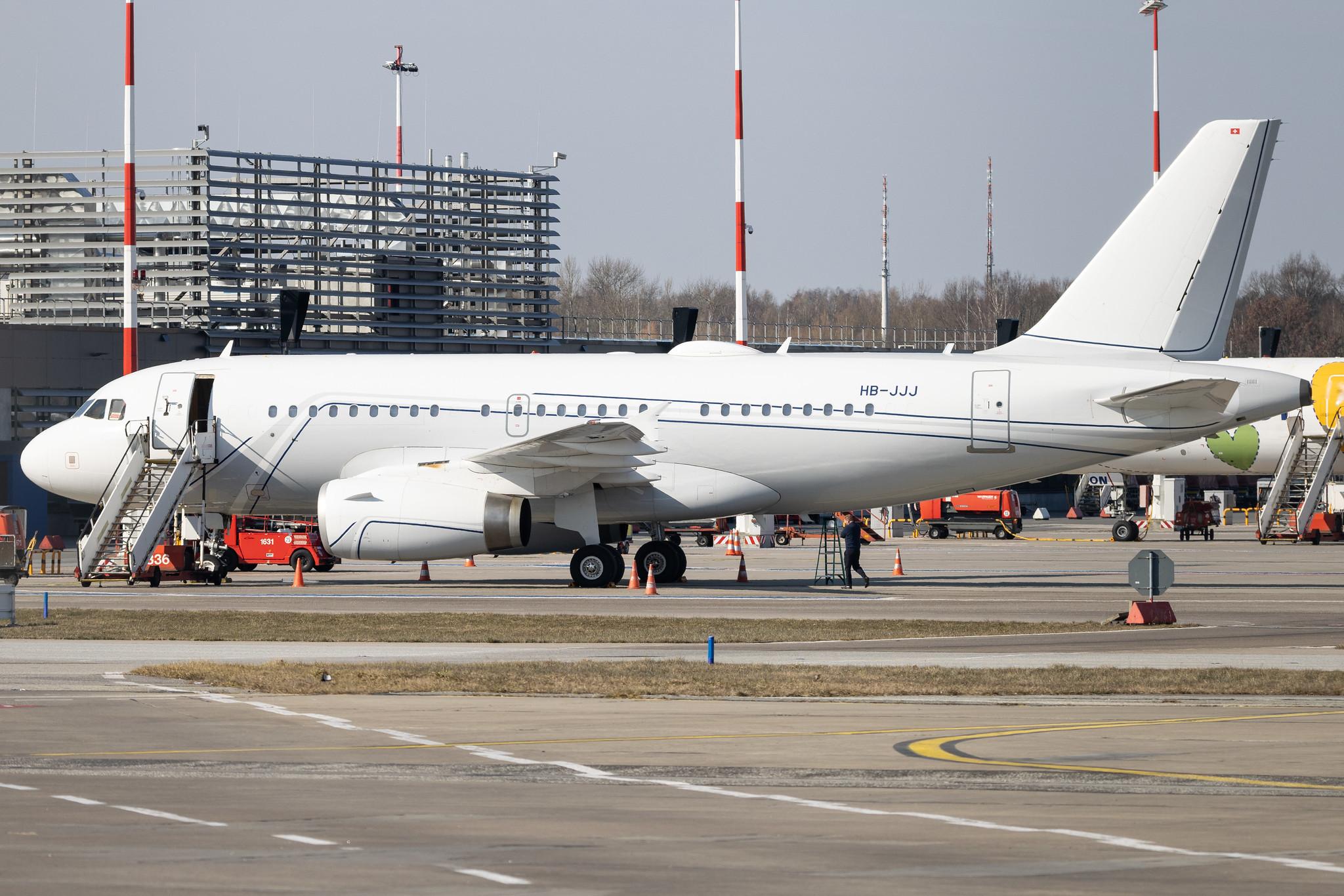 Hamburg Airport: Nomad Aviation |  Airbus A319-133(CJ) A319 | HB-JJJ | MSN 2421