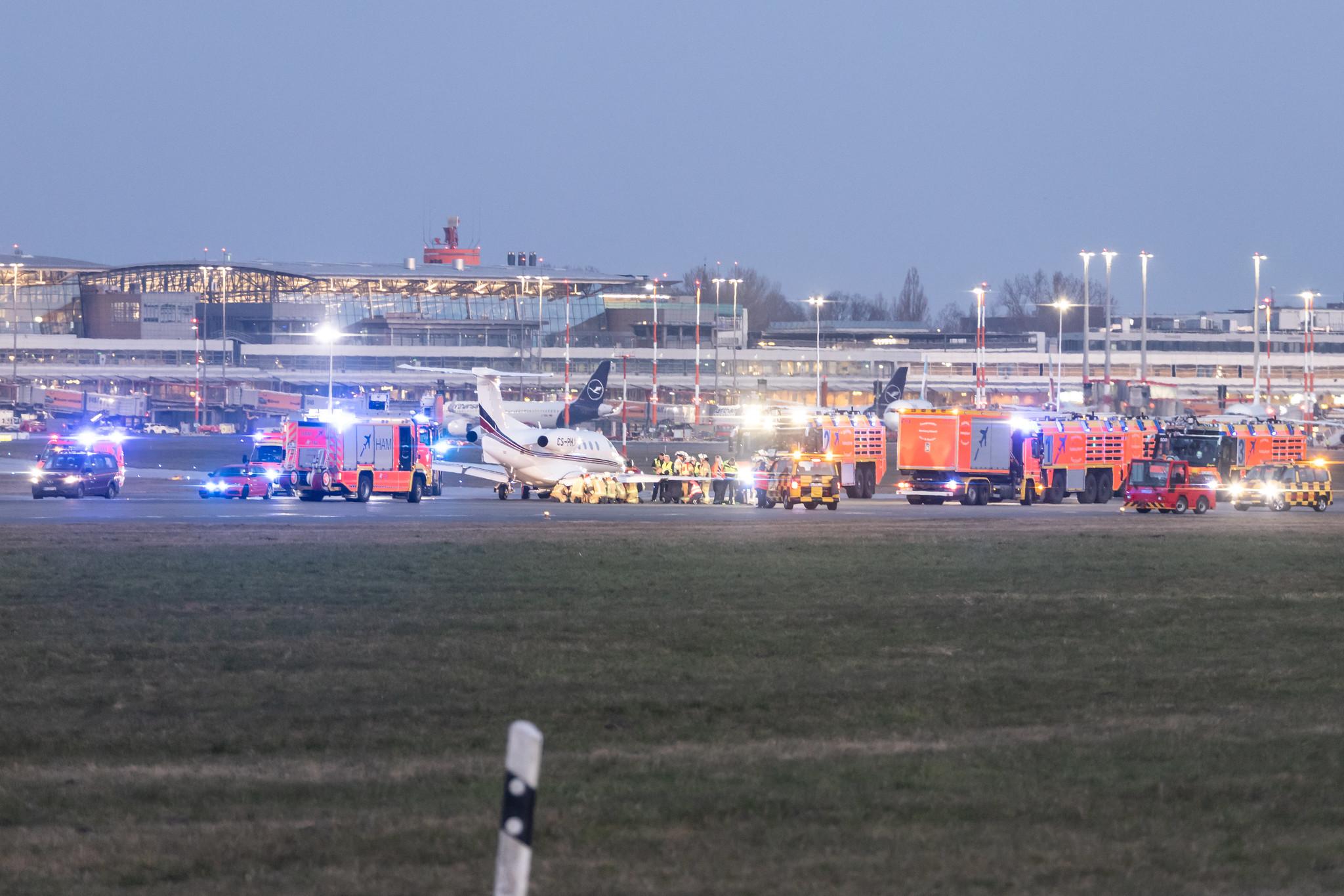 Hamburg Airport: NetJets Europe (/ NJE) |  Embraer Phenom 300 E55P | CS-PHJ | MSN 50500336
