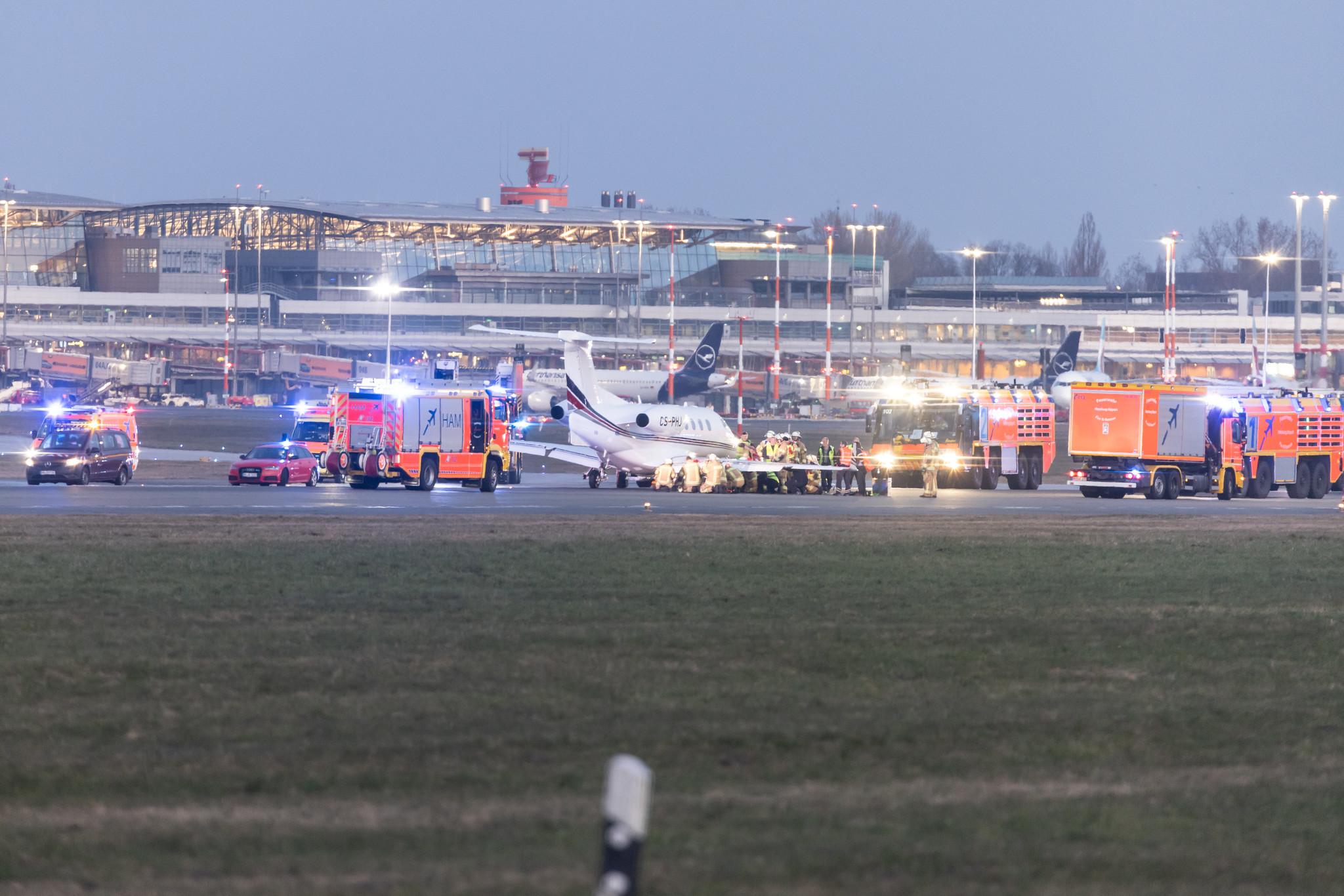 Hamburg Airport: NetJets Europe (/ NJE) |  Embraer Phenom 300 E55P | CS-PHJ | MSN 50500336