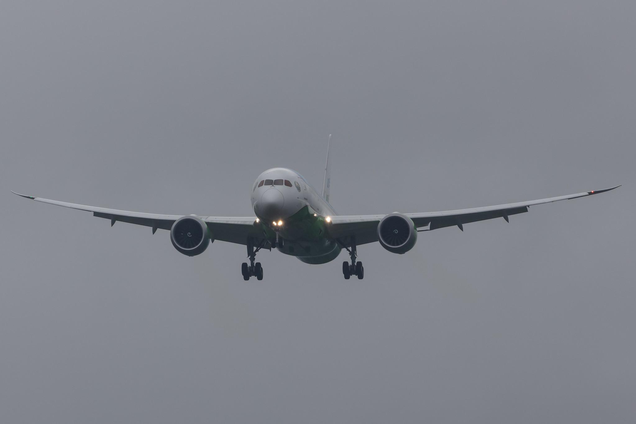 Hamburg Airport: Uzbekistan Airways (HY / UZB) |  Livery: Government |  Boeing 787-8 Dreamliner B788 | UK001 | MSN 64435
