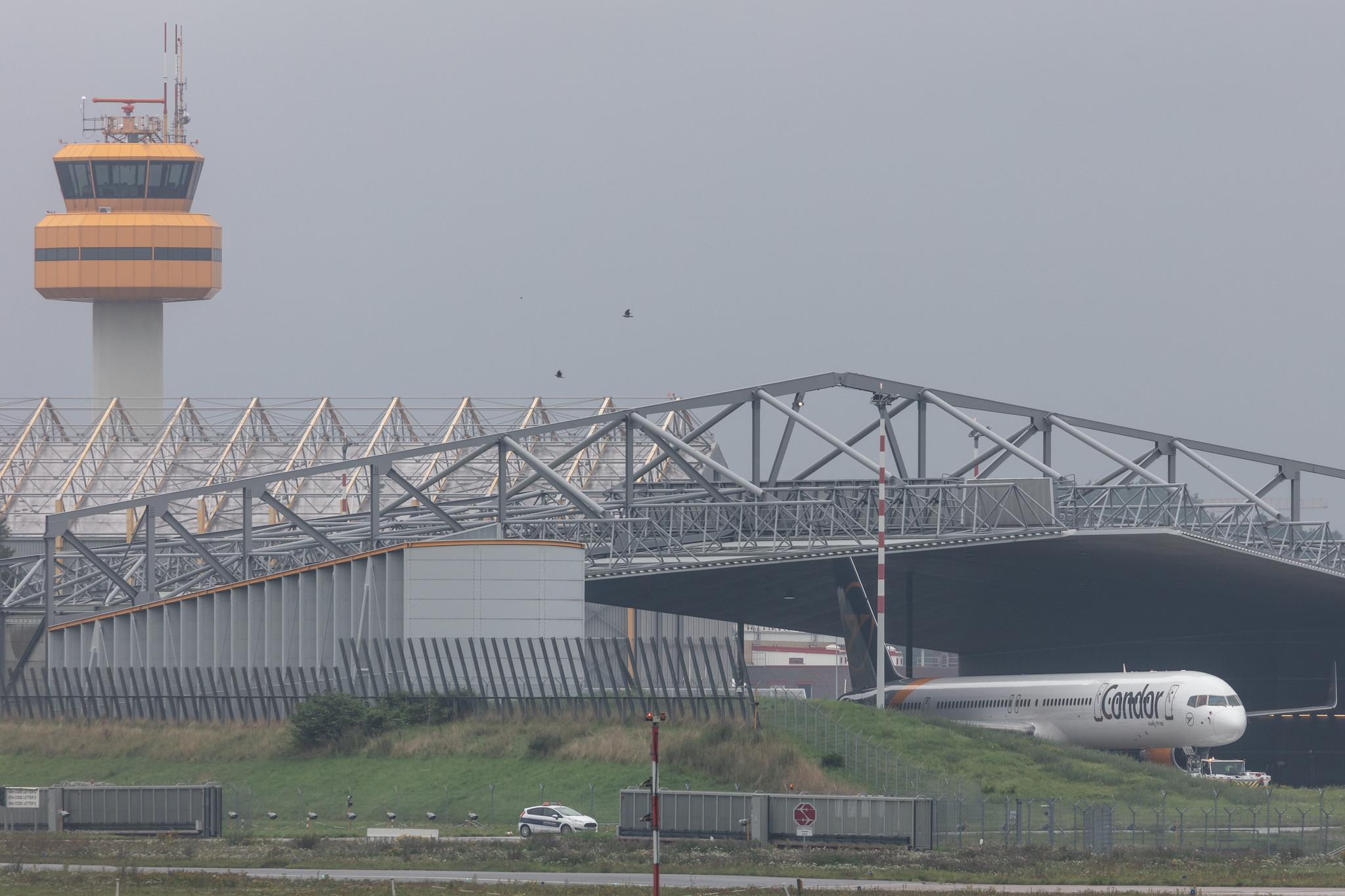 Hamburg Airport: Condor (DE / CFG) |  Boeing 757-330 B753 | D-ABOA | MSN 29016