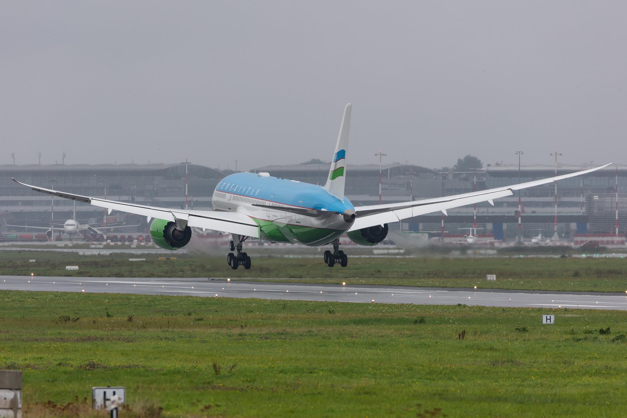 Hamburg Airport: Uzbekistan Airways (HY / UZB) |  Livery: Government |  Boeing 787-8 Dreamliner B788 | UK001 | MSN 64435