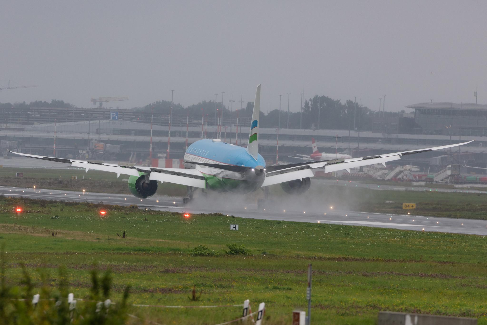 Hamburg Airport: Uzbekistan Airways (HY / UZB) |  Livery: Government |  Boeing 787-8 Dreamliner B788 | UK001 | MSN 64435