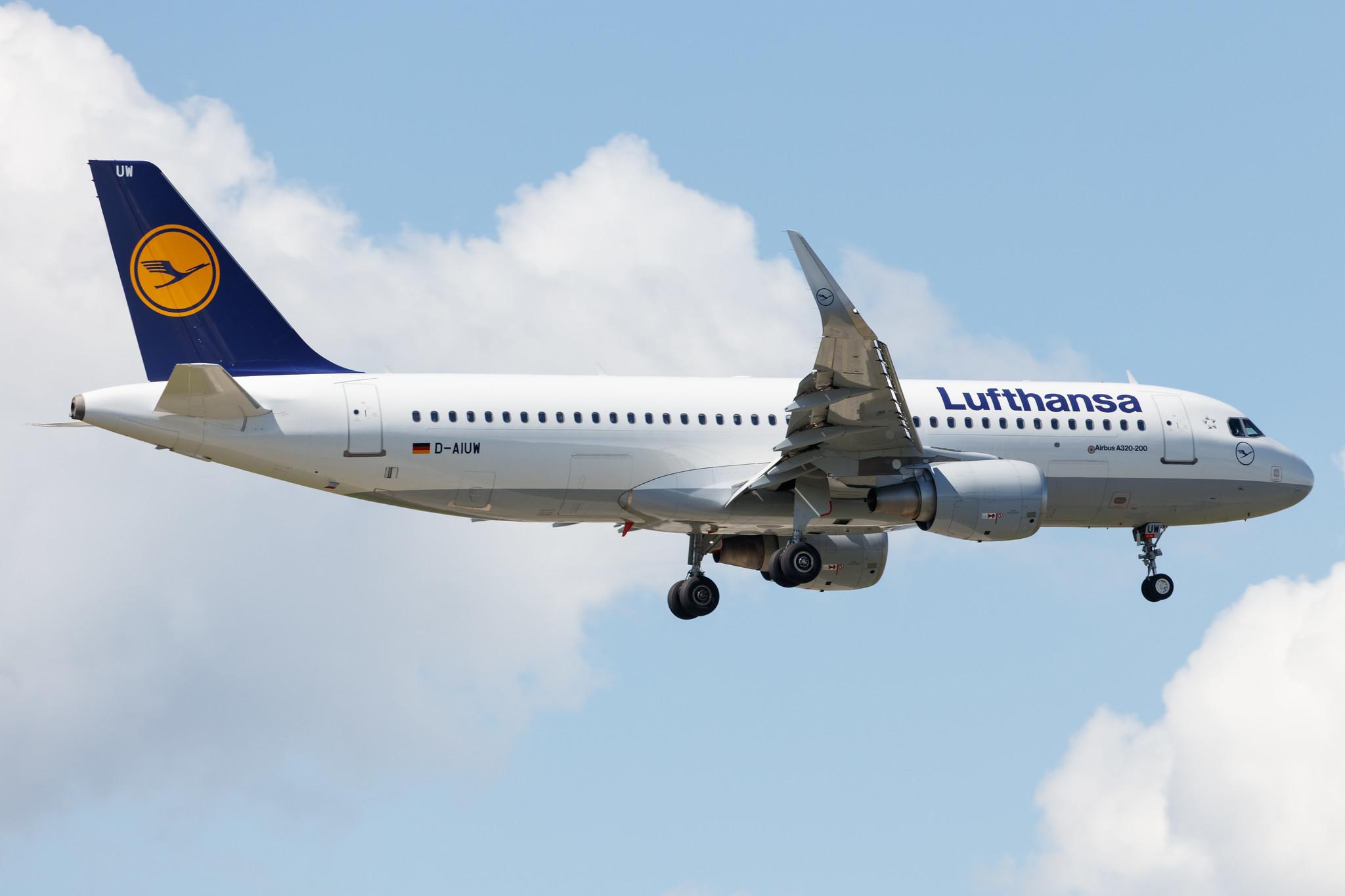 Frankfurt Airport: Lufthansa (LH / DLH) |  Airbus A320-214 A320 | D-AIUW | MSN 7251