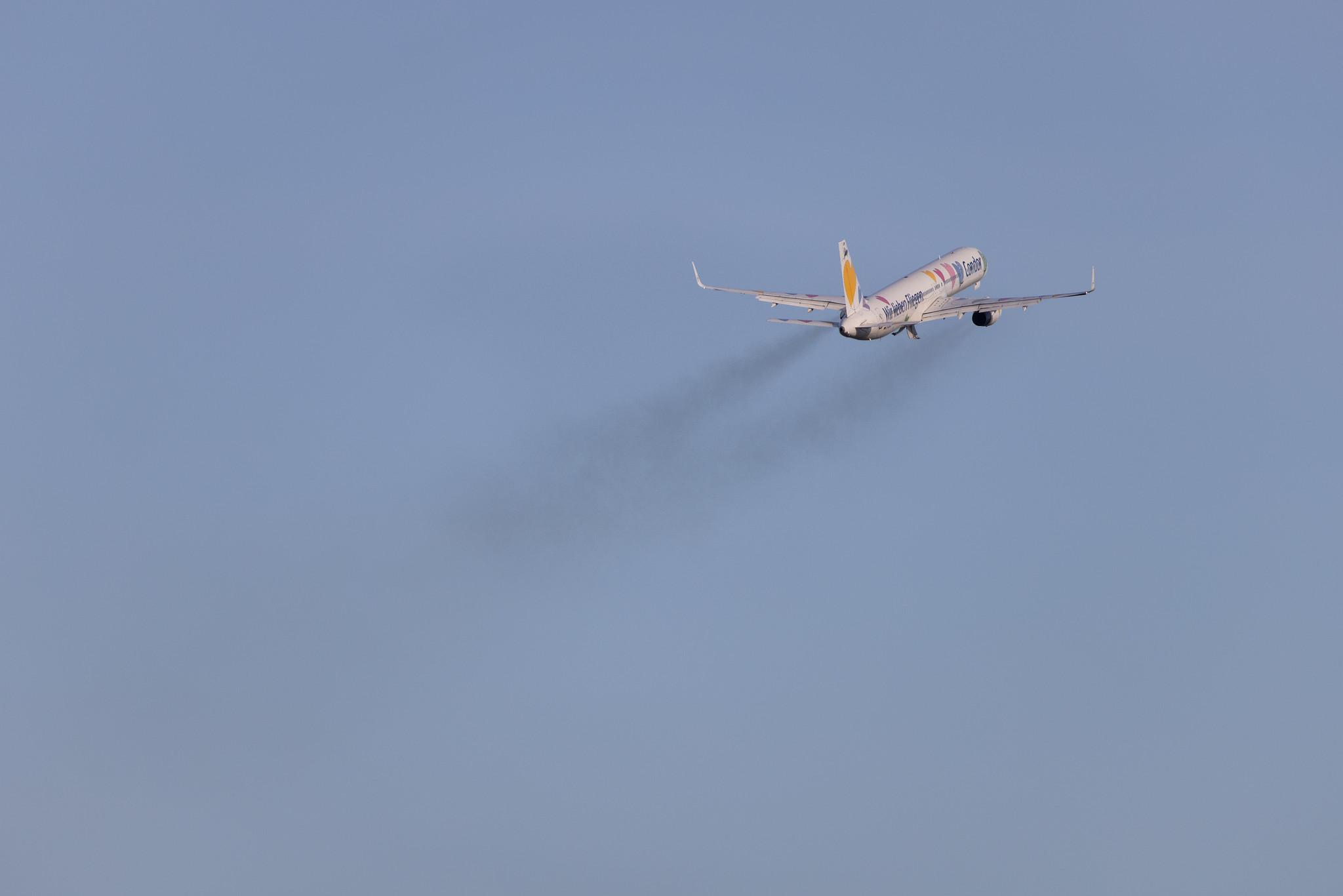 Hamburg Airport: Condor (DE / CFG) |  Livery: Wir Lieben Fliegen Livery |  Boeing 757-330 B753 | D-ABON | MSN 29023