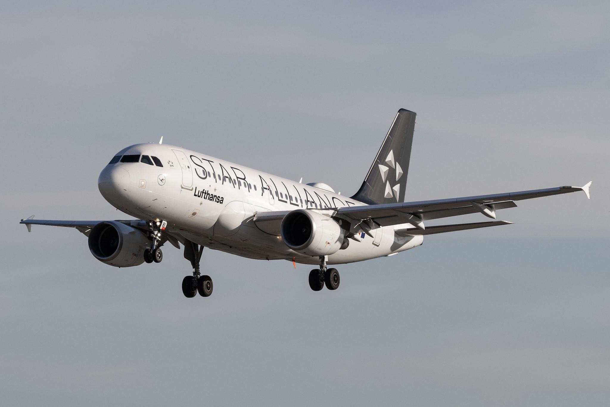 Hamburg Airport: Lufthansa (LH / DLH) |  Livery: Star Alliance Livery |  Airbus A319-112 A319 | D-AIBI | MSN 5284