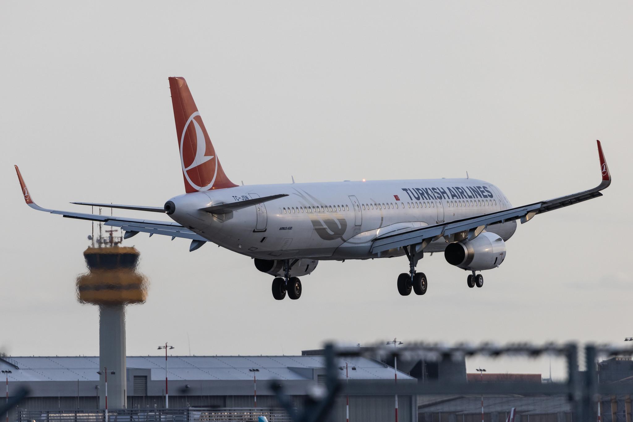 Hamburg Airport: Turkish Airlines (TK / THY) |  Airbus A321-231 A321 | TC-JSN | MSN 6508