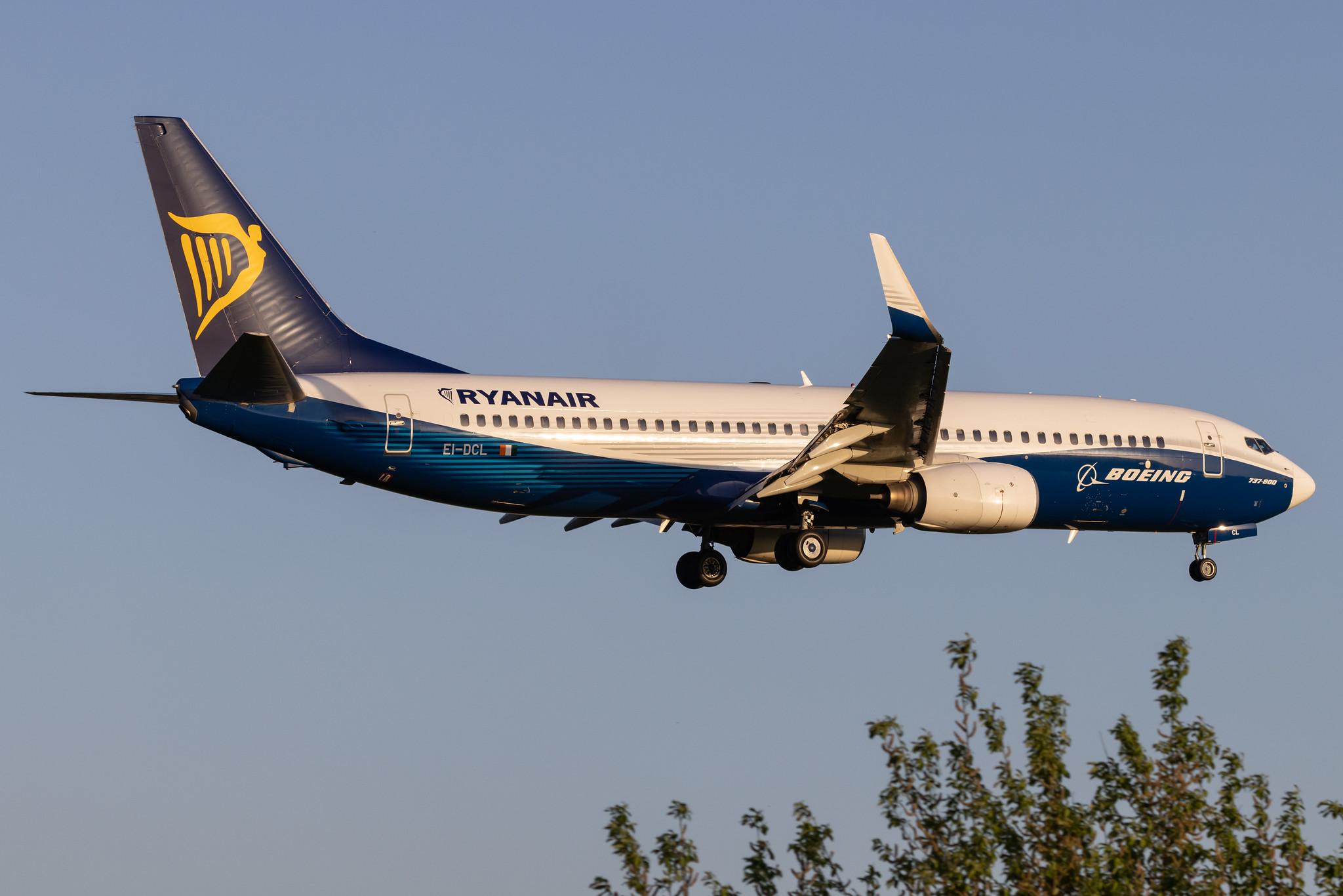 Hamburg Airport: Ryanair (FR / RYR) |  Livery: Dreamliner Livery |   B738 | EI-DCL | MSN 33806
