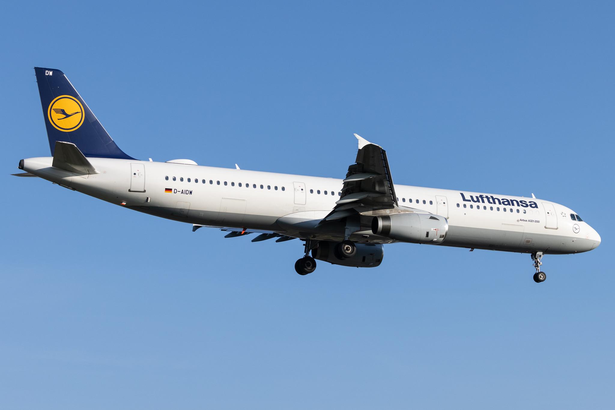 Hamburg Airport: Lufthansa (LH / DLH) |  Airbus A321-231 A321 | D-AIDW | MSN 6415