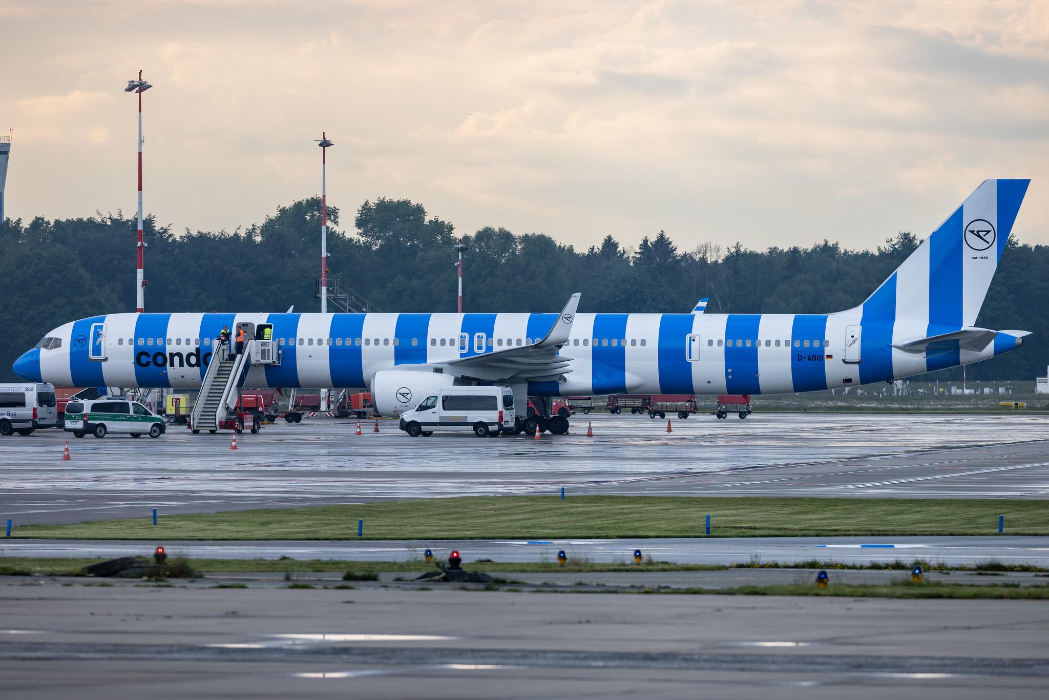 Hamburg Airport: Condor (DE / CFG) |  Boeing 757-330 B753 | D-ABOI | MSN 29018