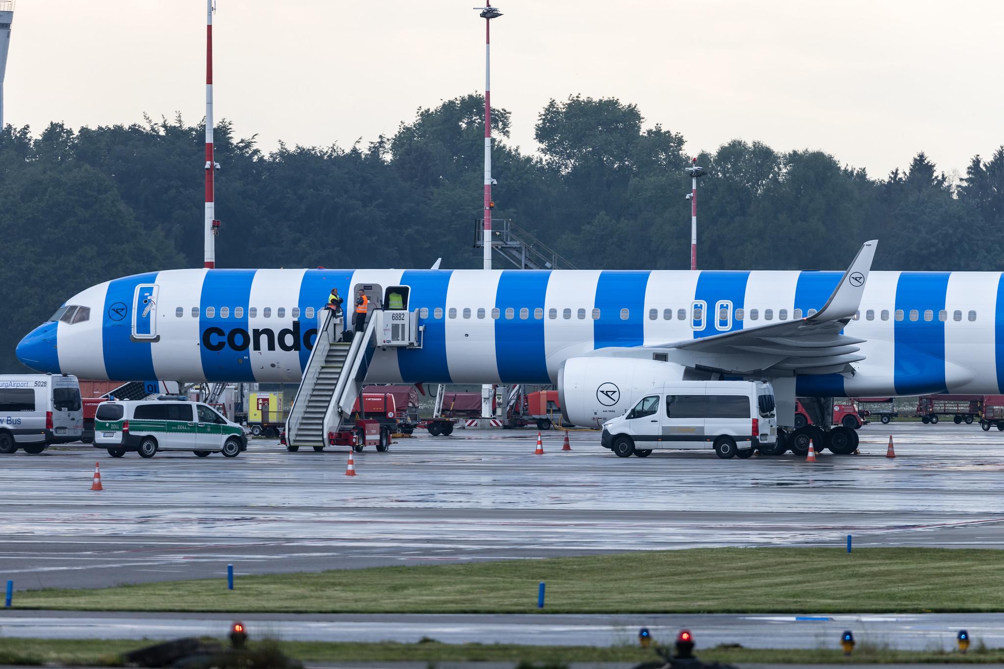 Hamburg Airport: Condor (DE / CFG) |  Boeing 757-330 B753 | D-ABOI | MSN 29018