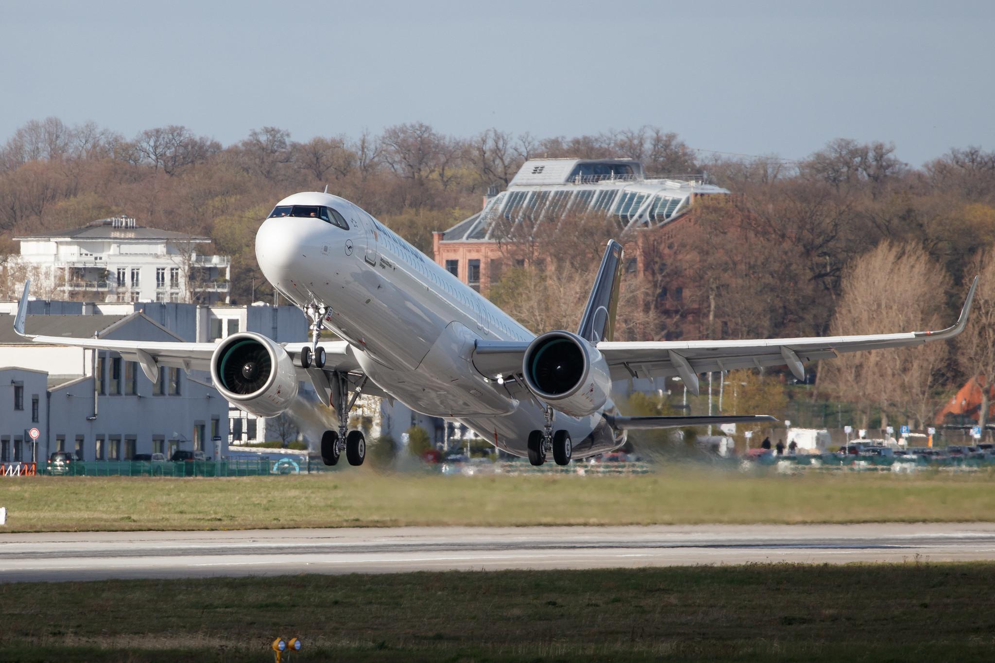 Hamburg Finkenwerder: Lufthansa (LH / DLH) |  Airbus A321-271NX A21N | D-AVXZ (D-AIEI) | MSN 10304