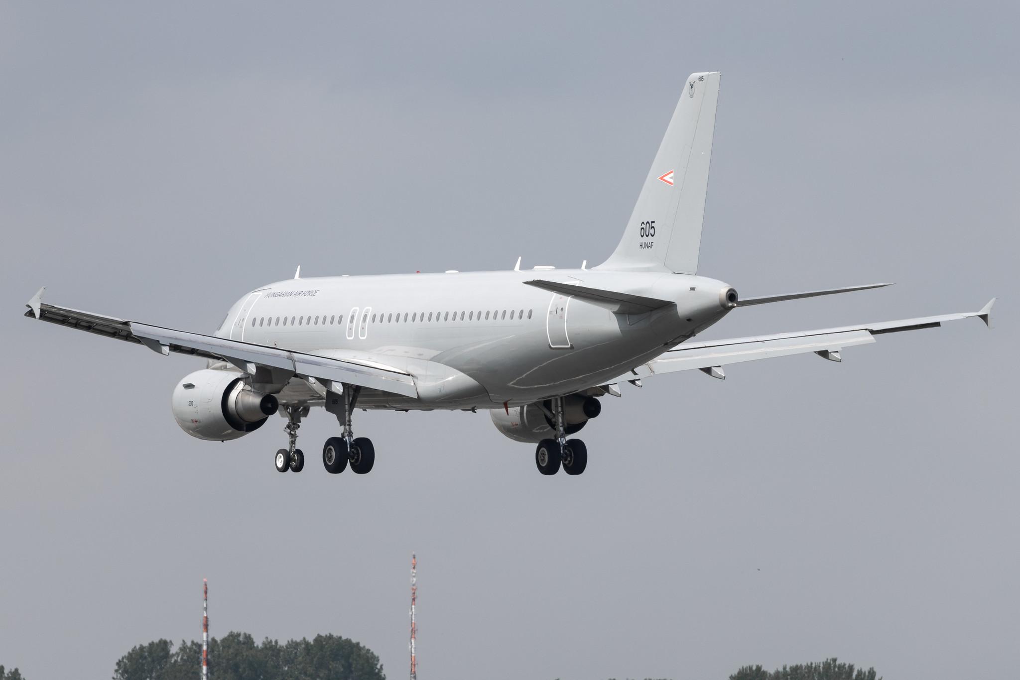 Hamburg Airport: Hungarian Air Force (/ HUF) |  Airbus A319-112 A319 | 605 | MSN 3865