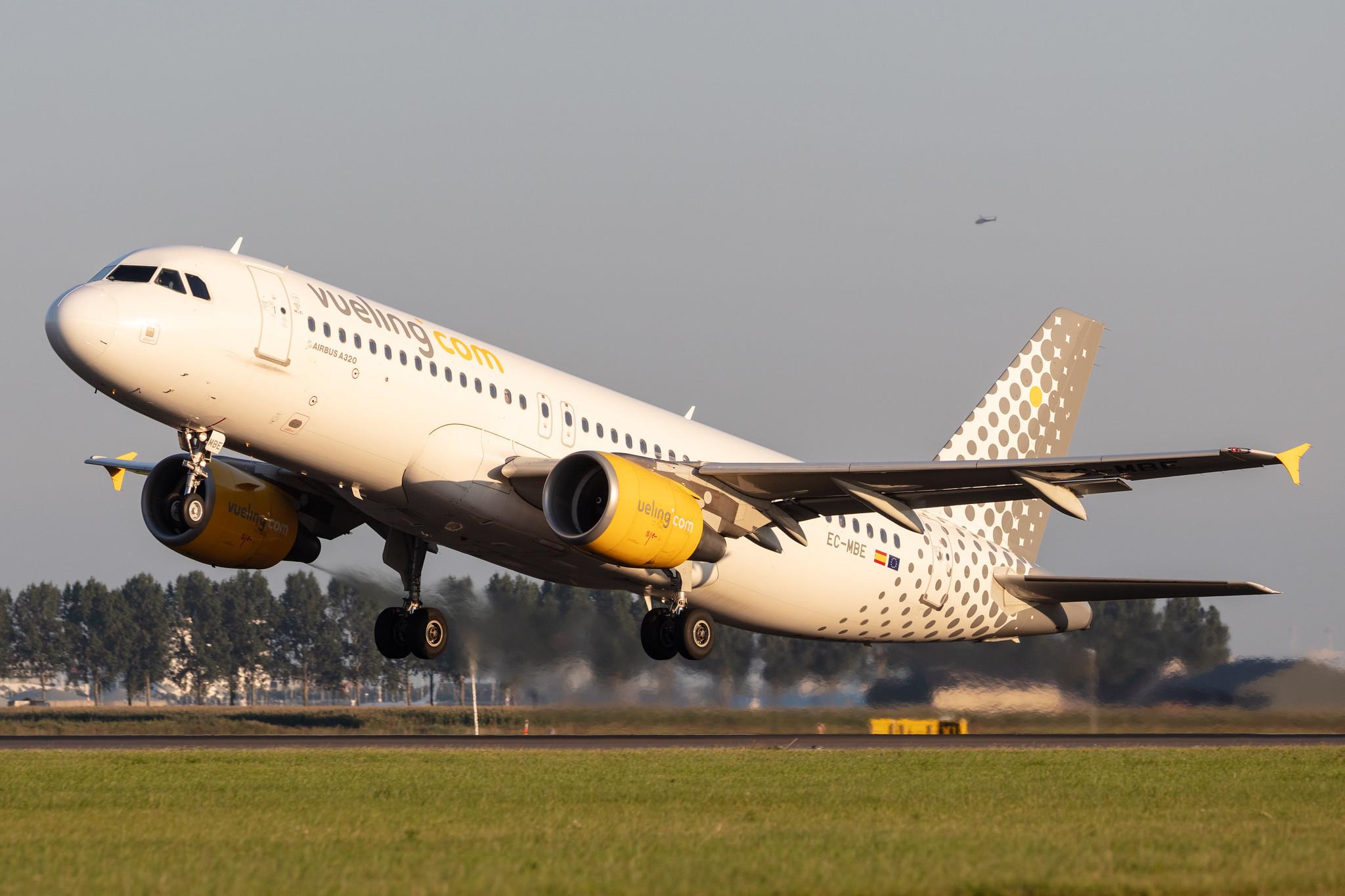 Amsterdam Schiphol: Vueling (VY / VLG) |  Airbus A320-214 A320 | EC-MBE | MSN 3476