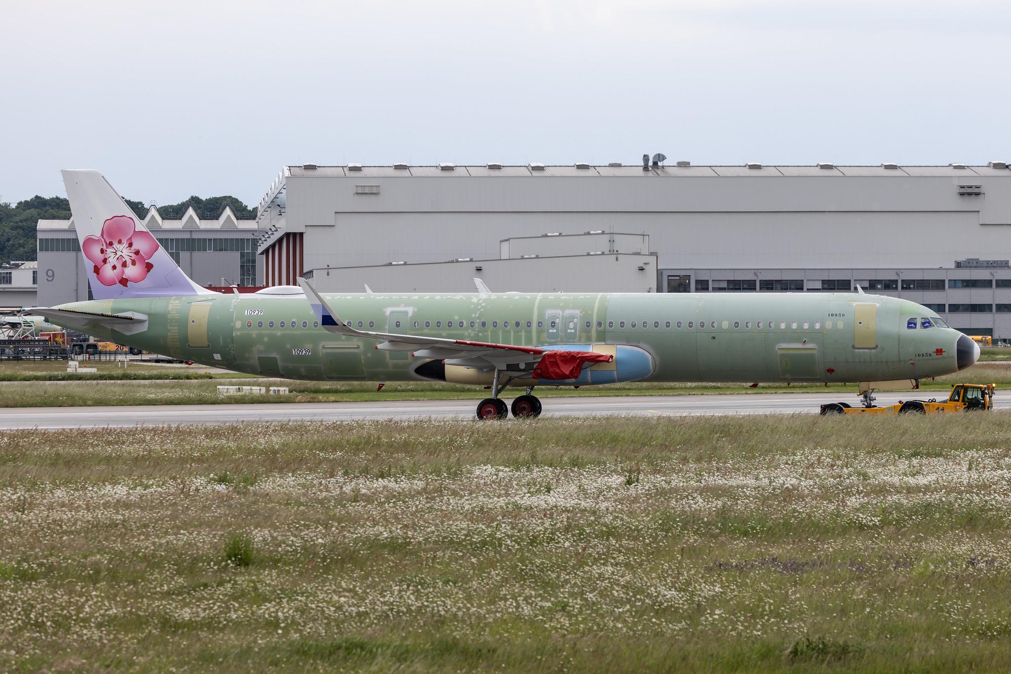 Hamburg Finkenwerder: China Airlines (CI / CAL) |  Airbus A321-271NX A21N | D-AYAO (B-18110) | MSN 10939