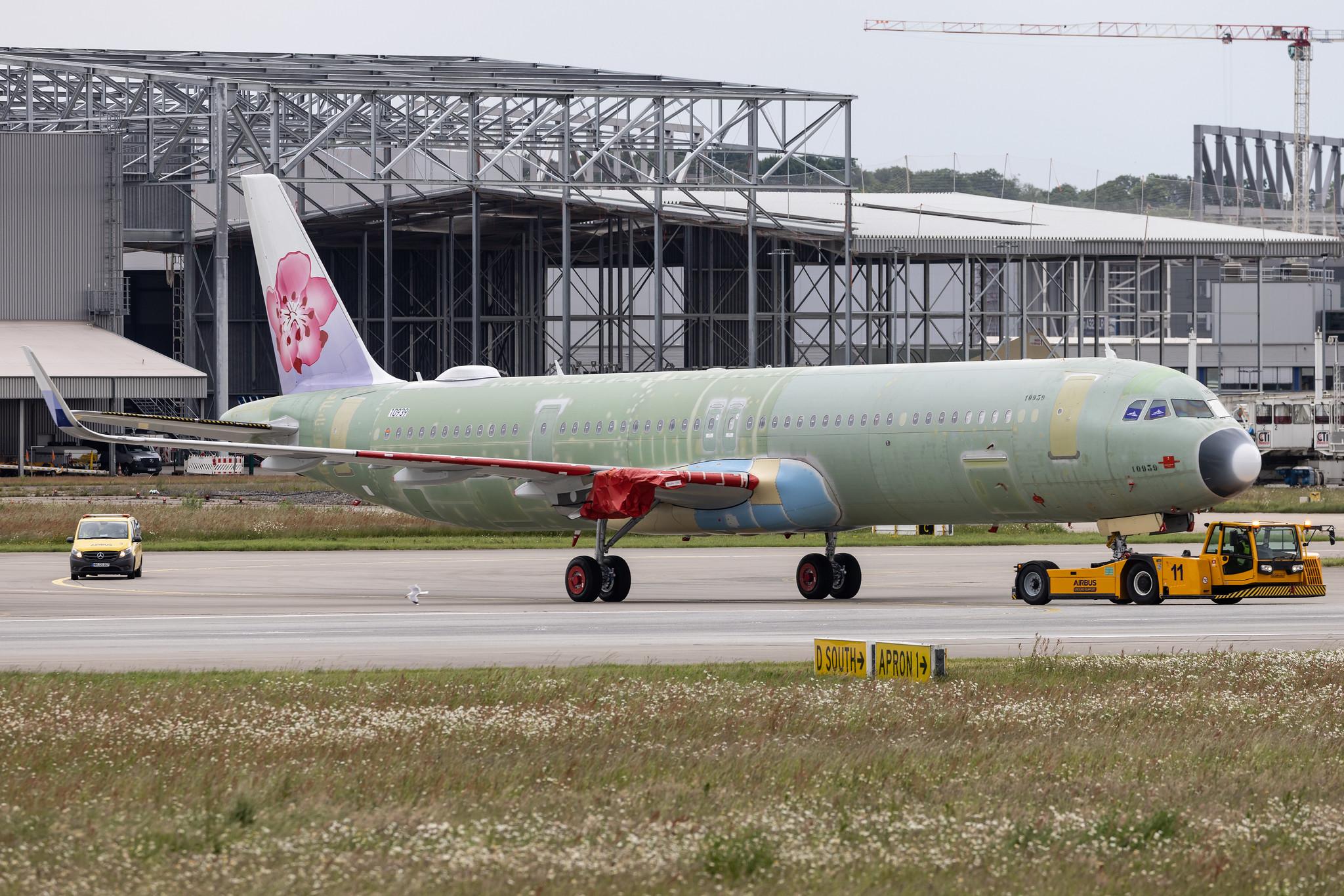 Hamburg Finkenwerder: China Airlines (CI / CAL) |  Airbus A321-271NX A21N | D-AYAO (B-18110) | MSN 10939