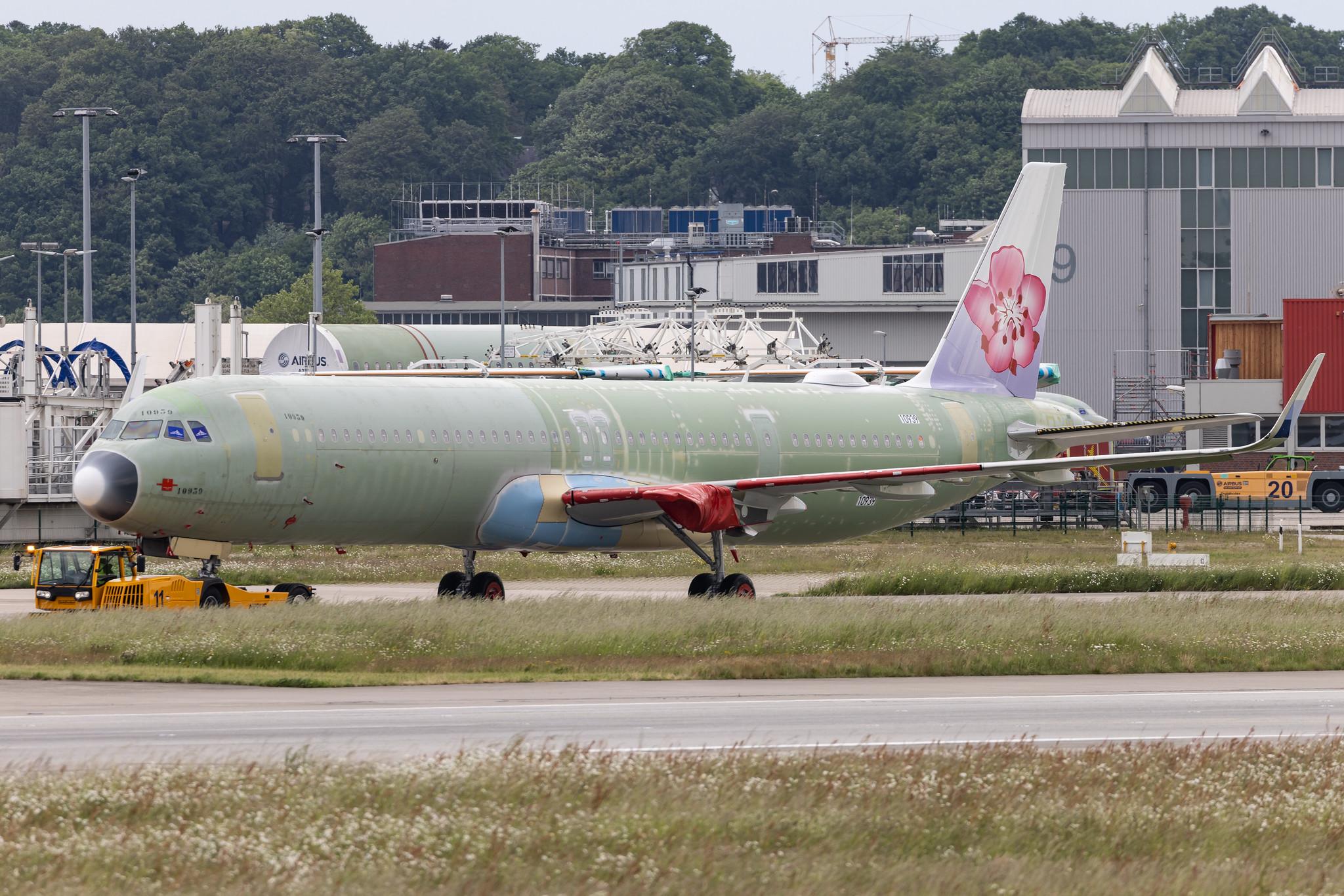 Hamburg Finkenwerder: China Airlines (CI / CAL) |  Airbus A321-271NX A21N | D-AYAO (B-18110) | MSN 10939