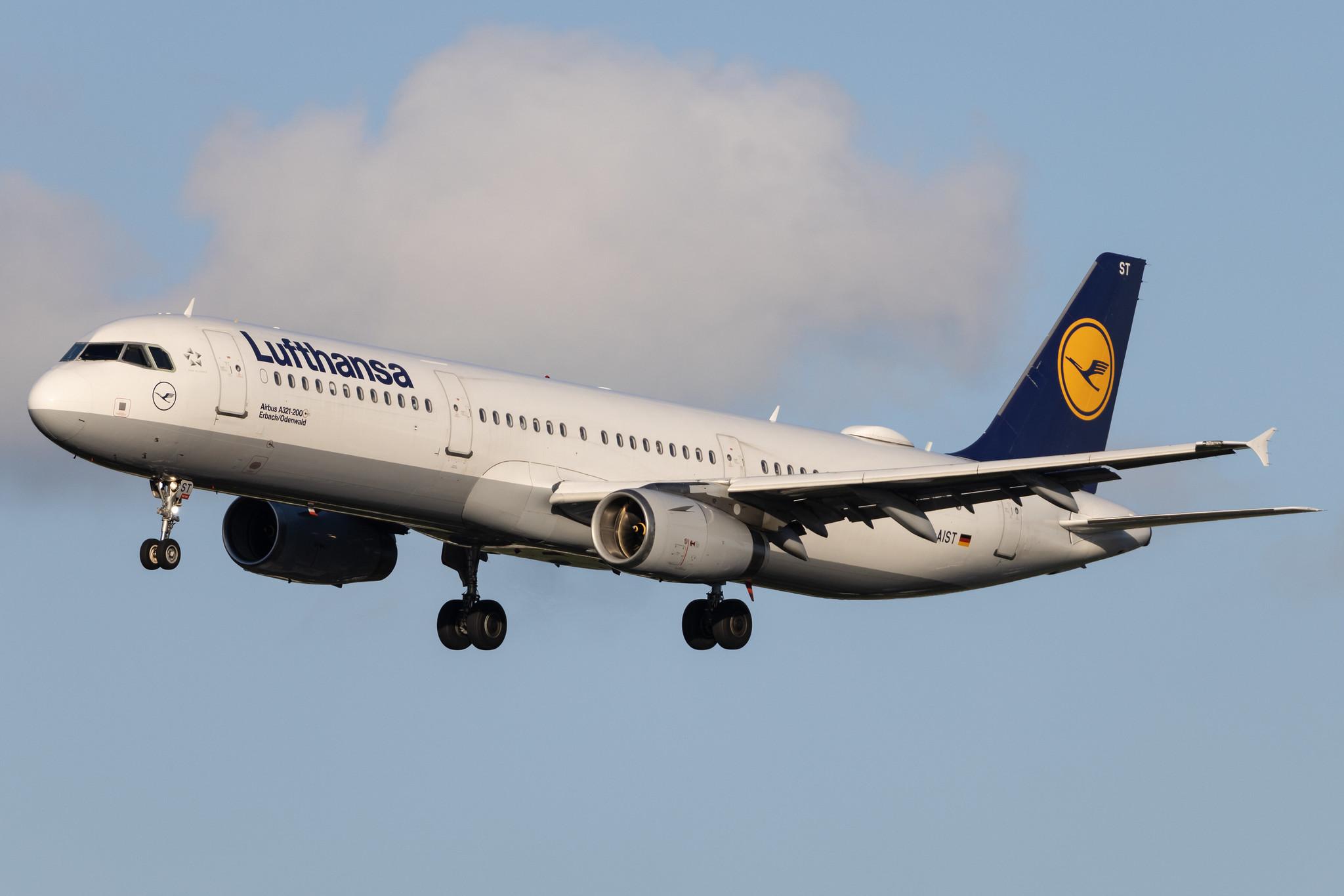 Hamburg Airport: Lufthansa (LH / DLH) |  Airbus A321-231 A321 | D-AIST | MSN 4005