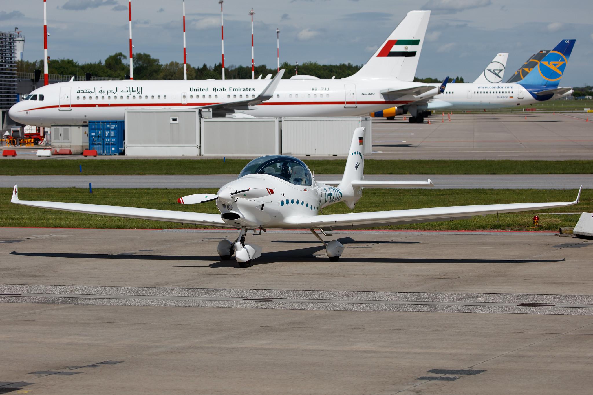 Hamburg Airport: FFG Braunschweig |  Aquila A211G A210 | D-EZOS | MSN AT01-100B-345