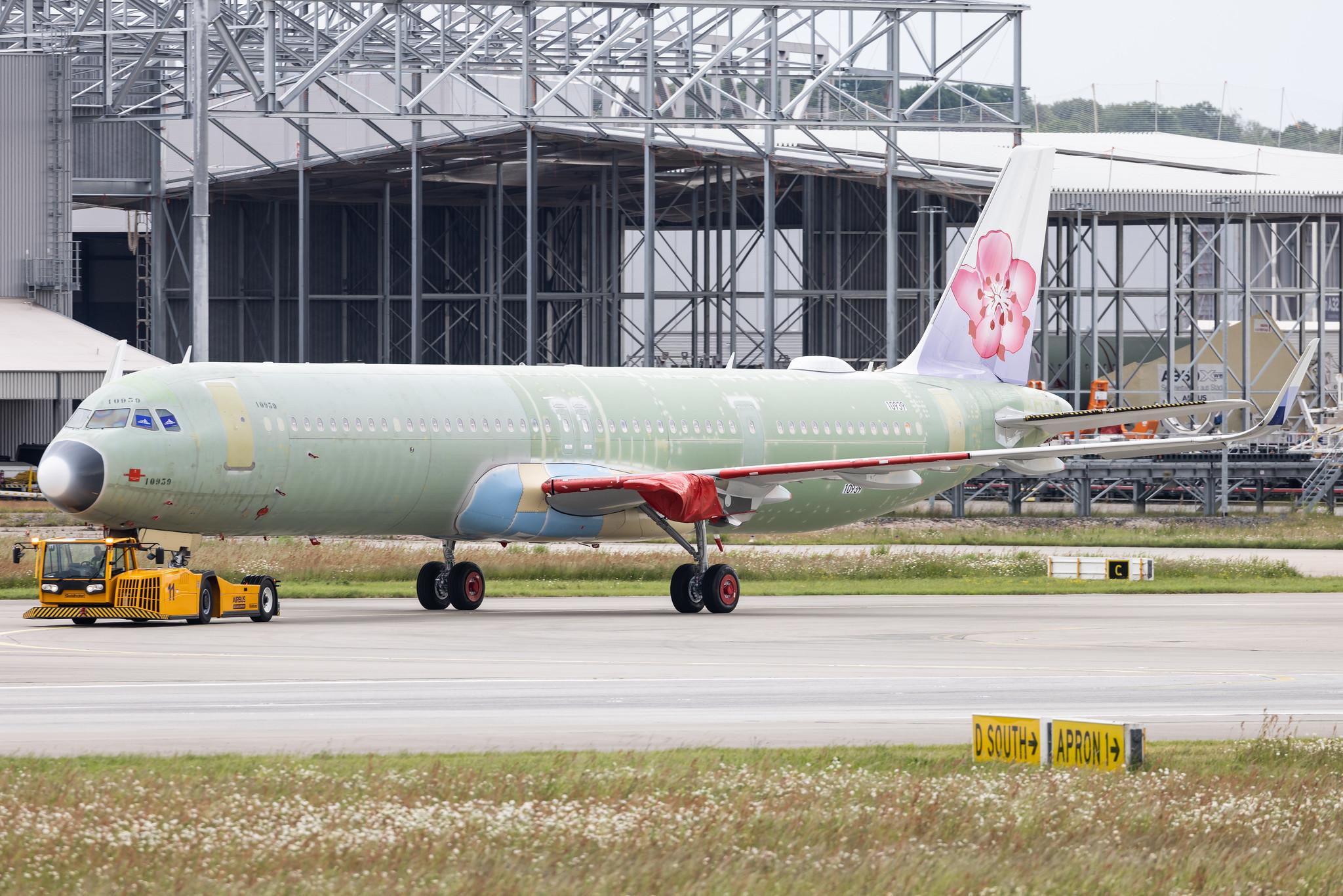 Hamburg Finkenwerder: China Airlines (CI / CAL) |  Airbus A321-271NX A21N | D-AYAO (B-18110) | MSN 10939