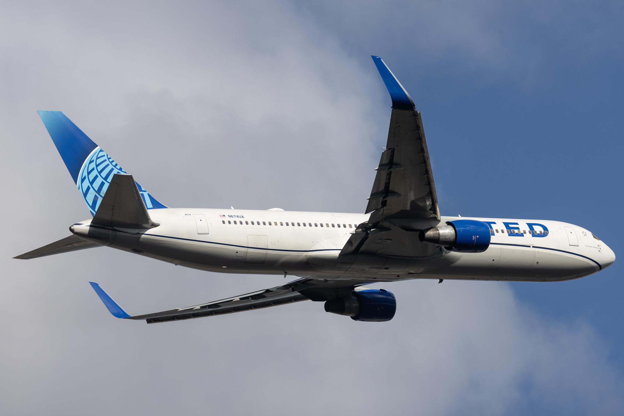 London Heathrow: United Airlines (UA / UAL) |  Boeing 767-322(ER) B763 | N674UA | MSN 29242