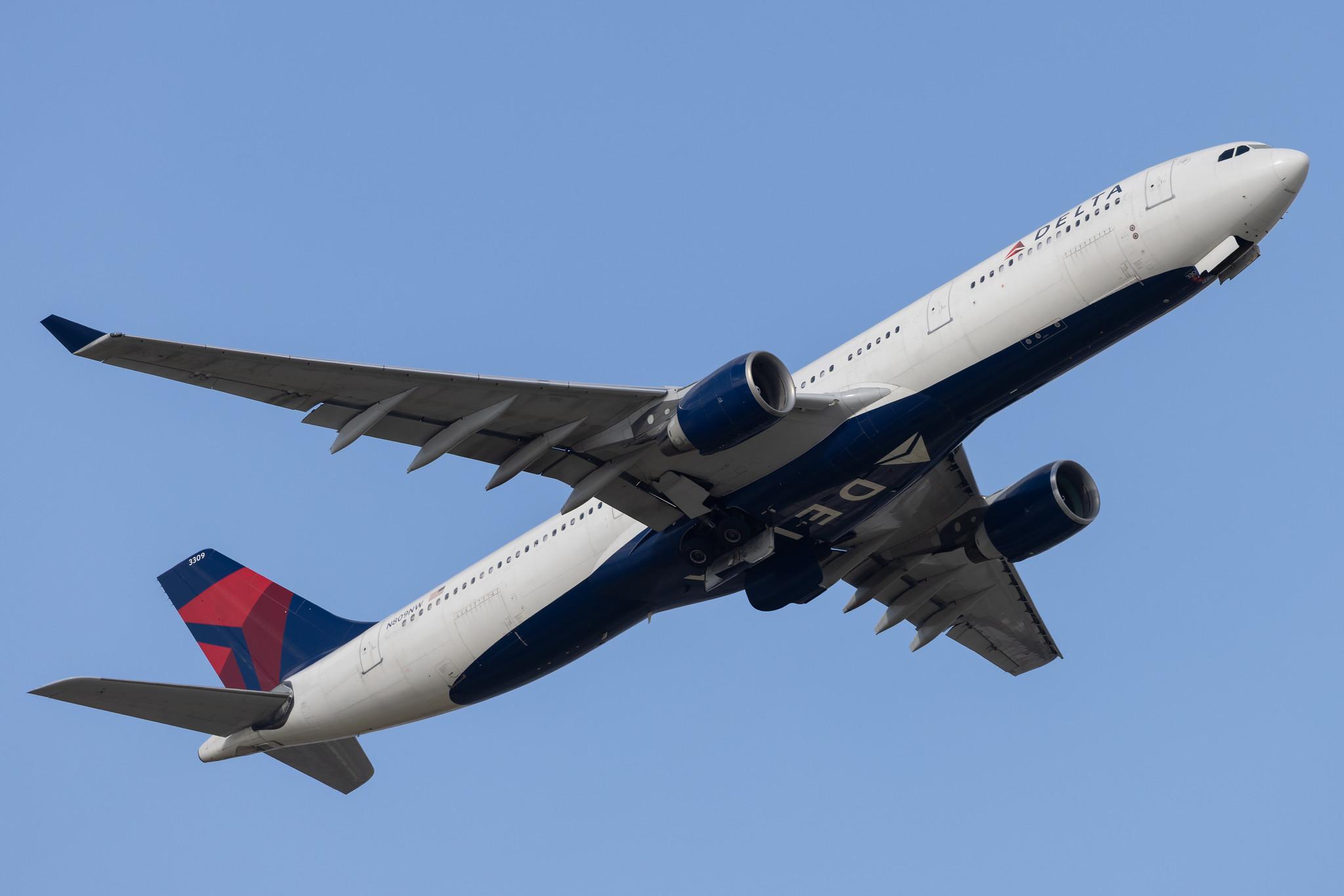 London Heathrow: Delta Air Lines (DL / DAL) |  Airbus A330-323 A333 | N809NW | MSN 0663