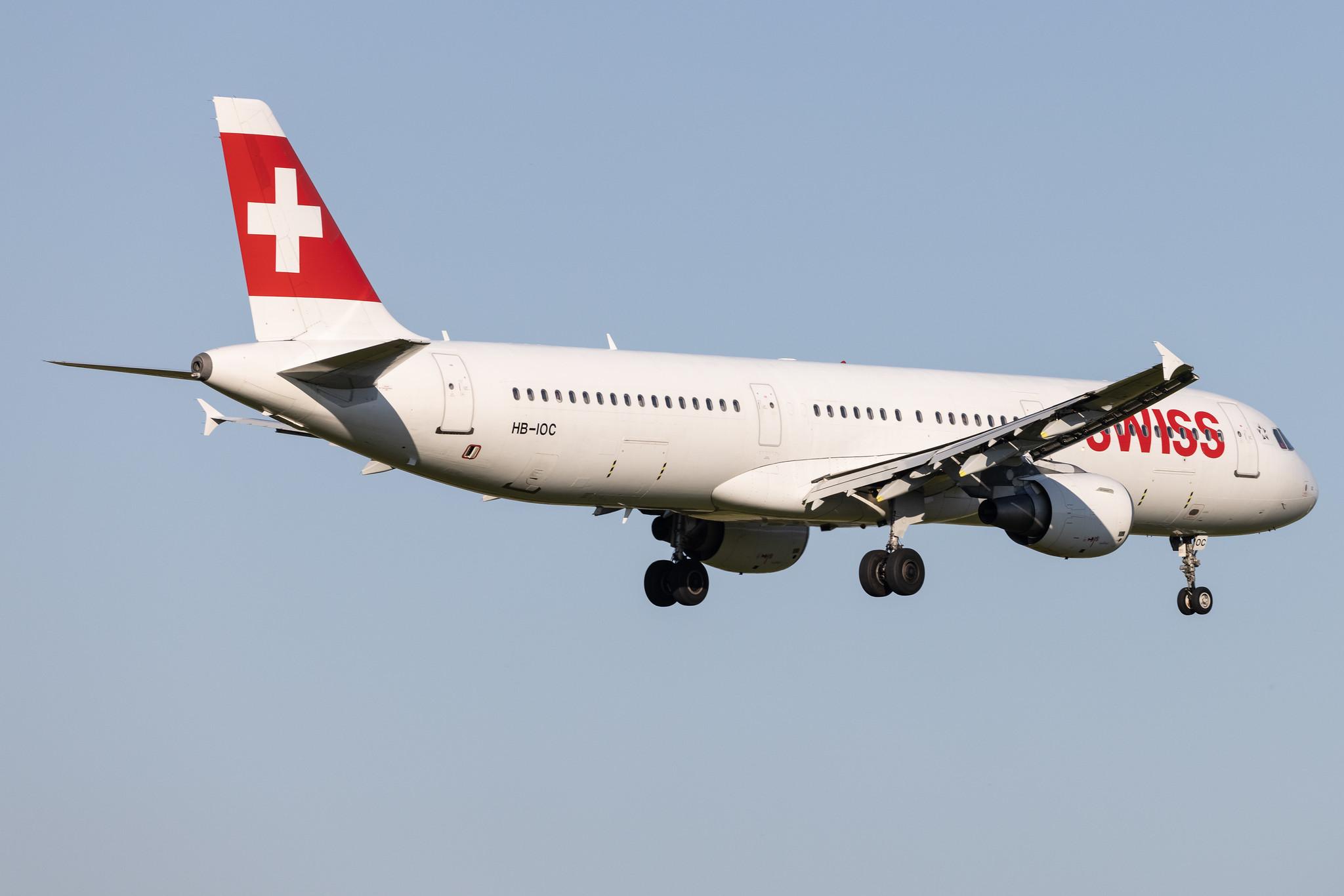 Hamburg Airport: Swiss (LX / SWR) | Airbus A321-111 A321 | HB-IOC | MSN 0520
