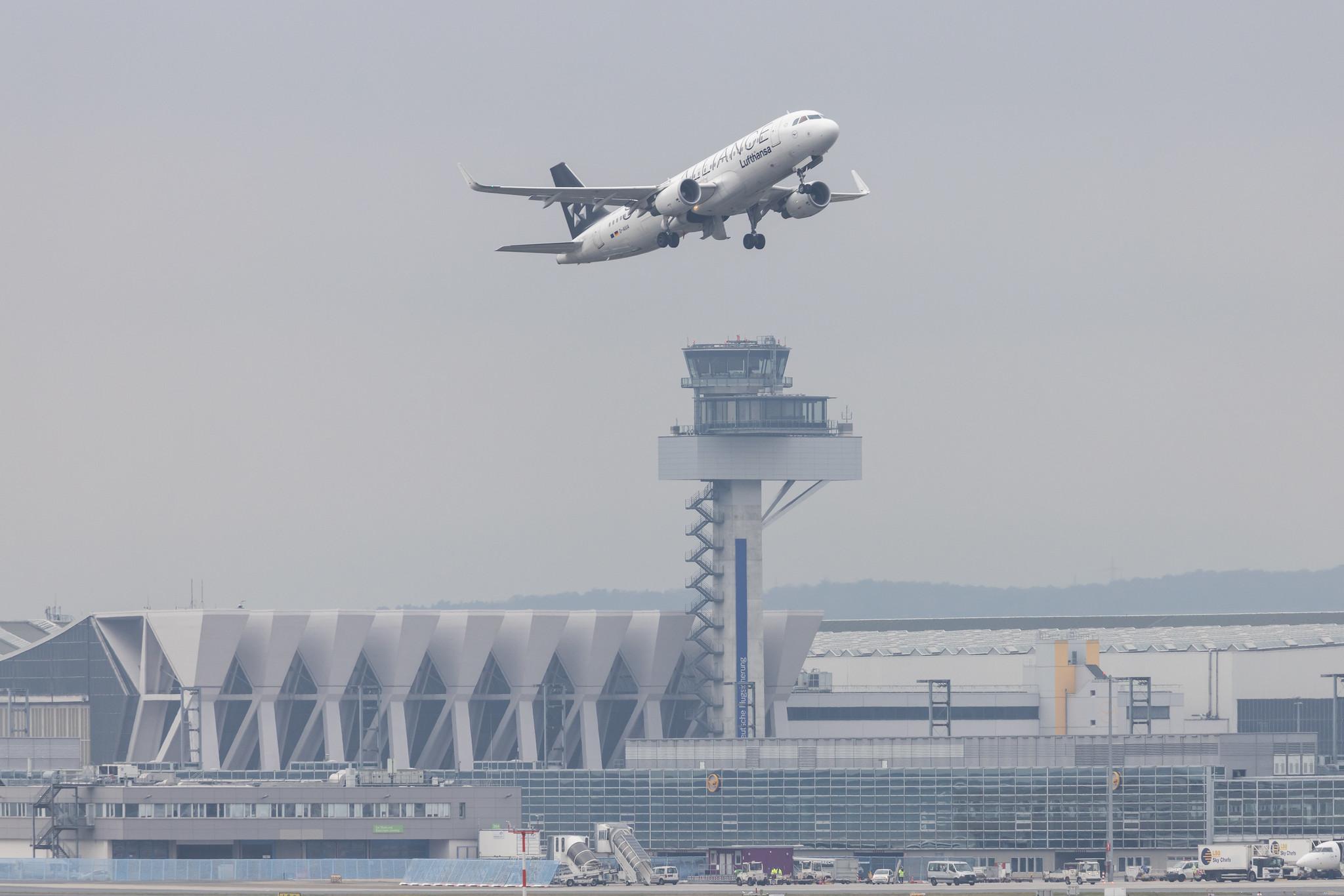 Frankfurt Airport: Lufthansa (LH / DLH) |  Livery: Star Alliance Livery |  Airbus A320-214 A320 | D-AIUA | MSN 5935