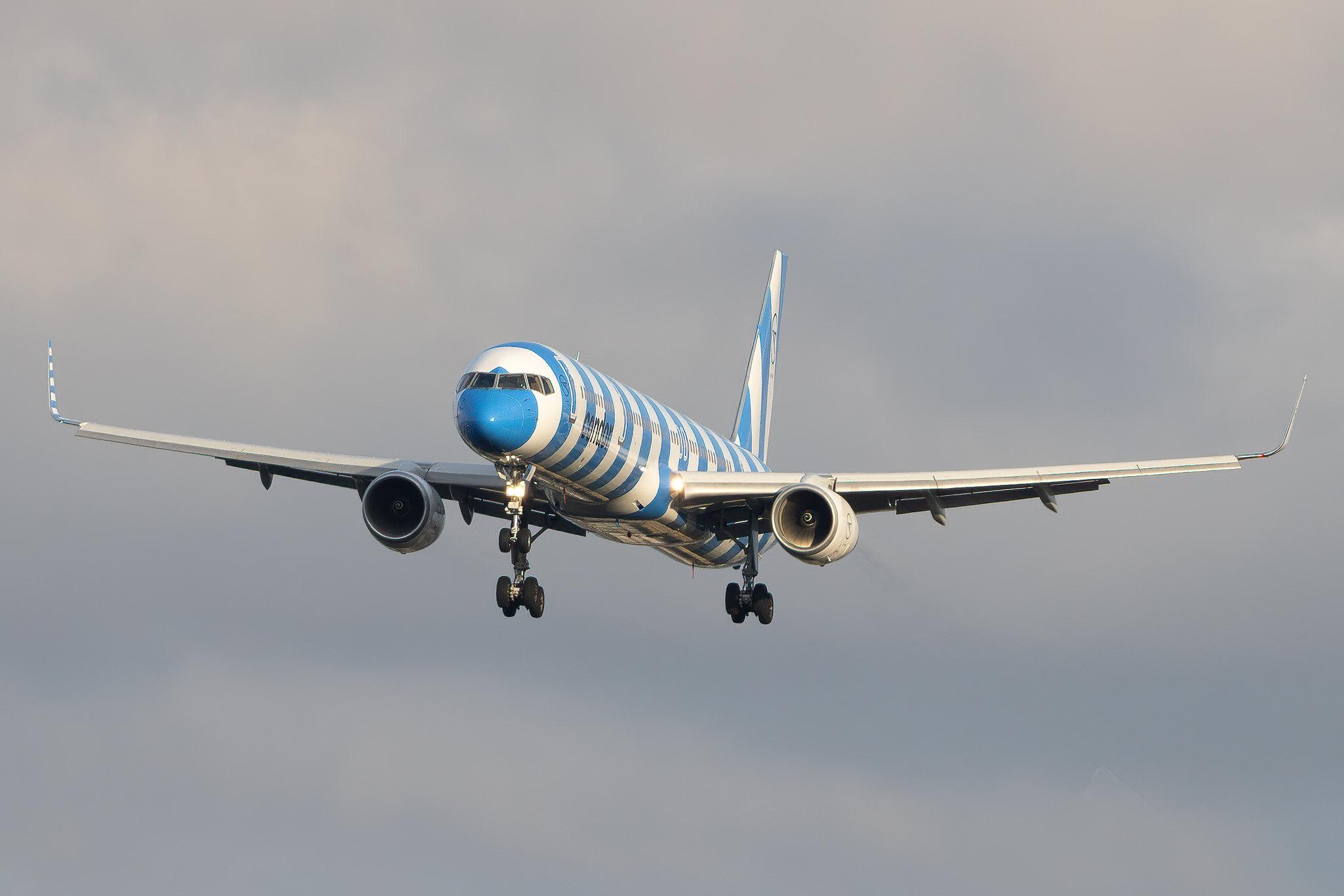 Hamburg Airport: Condor (DE / CFG) | Boeing 757-330 B753 | D-ABOI | MSN 29018