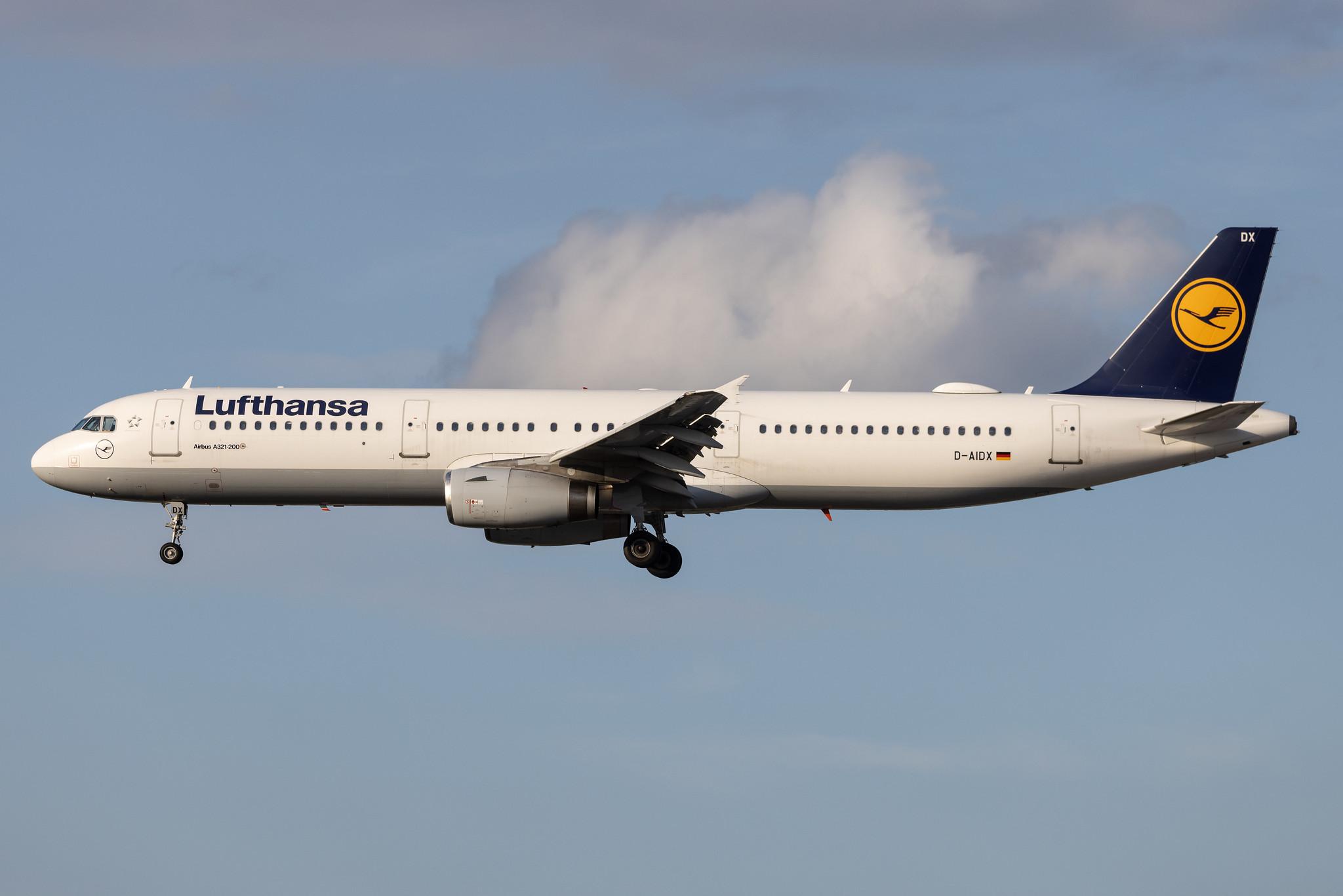 Hamburg Airport: Lufthansa (LH / DLH) | Airbus A321-231 A321 | D-AIDX | MSN 6451