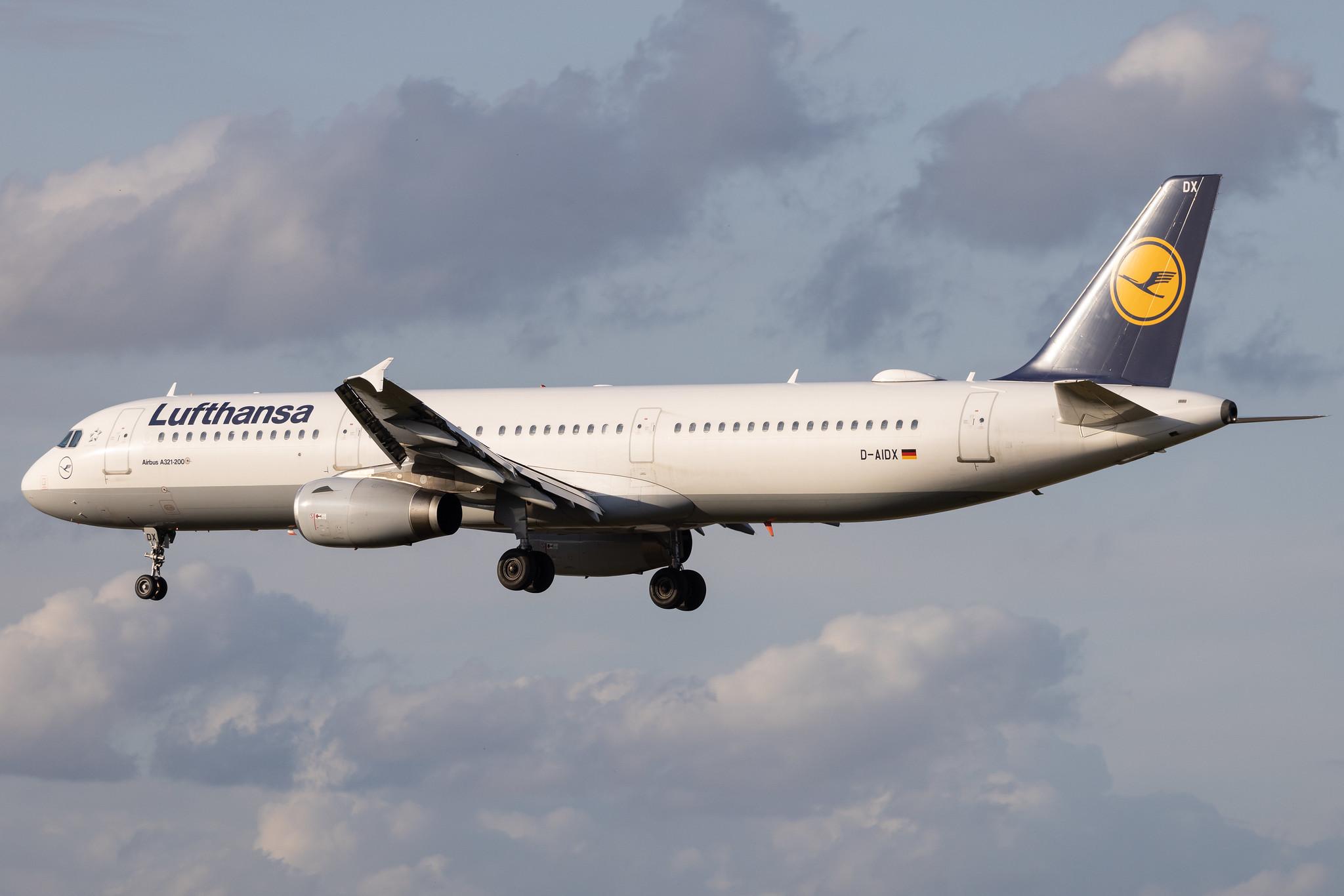 Hamburg Airport: Lufthansa (LH / DLH) | Airbus A321-231 A321 | D-AIDX | MSN 6451