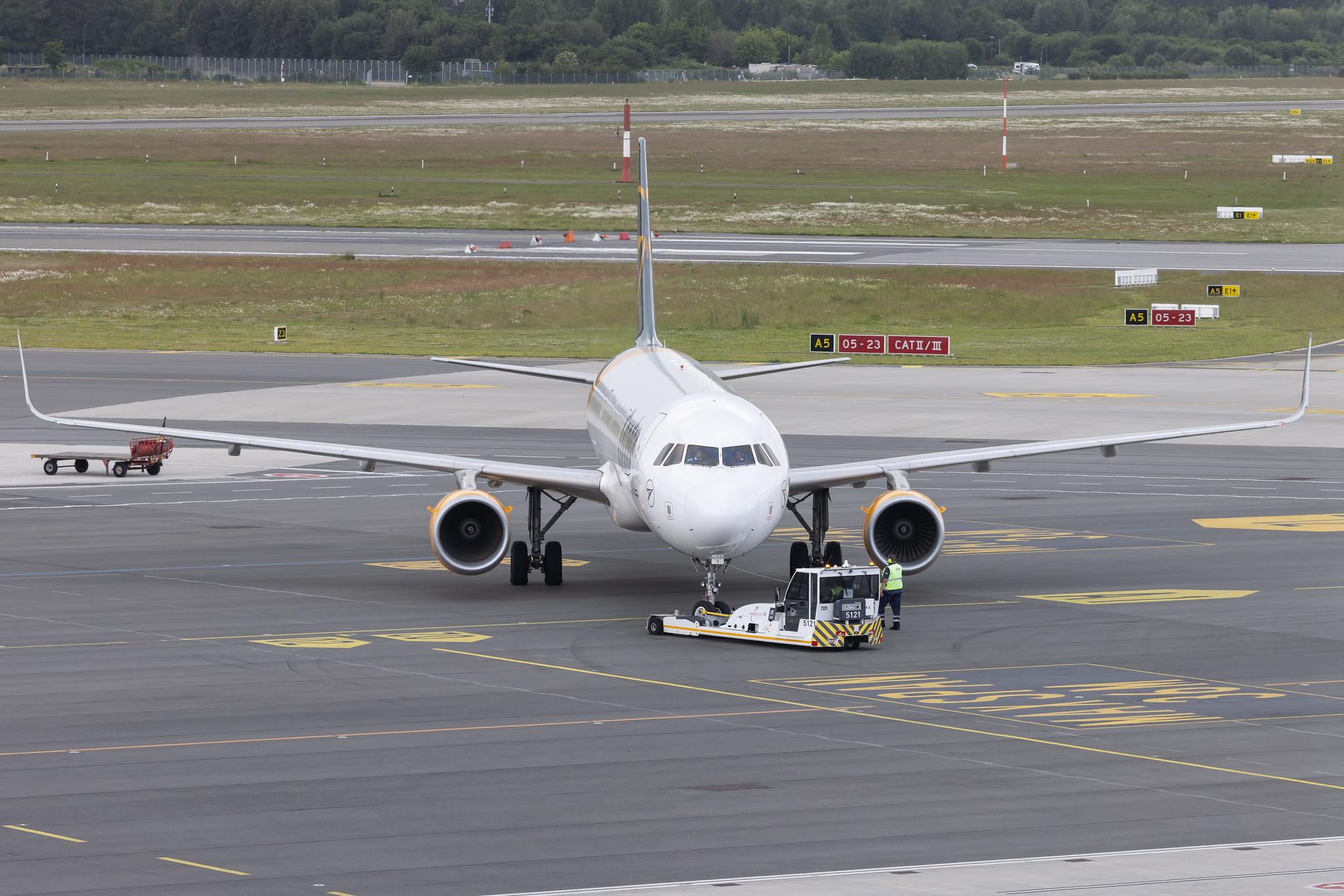 Hamburg Airport: Condor (DE / CFG) | Airbus A321-211 A321 | D-AIAF | MSN 6459