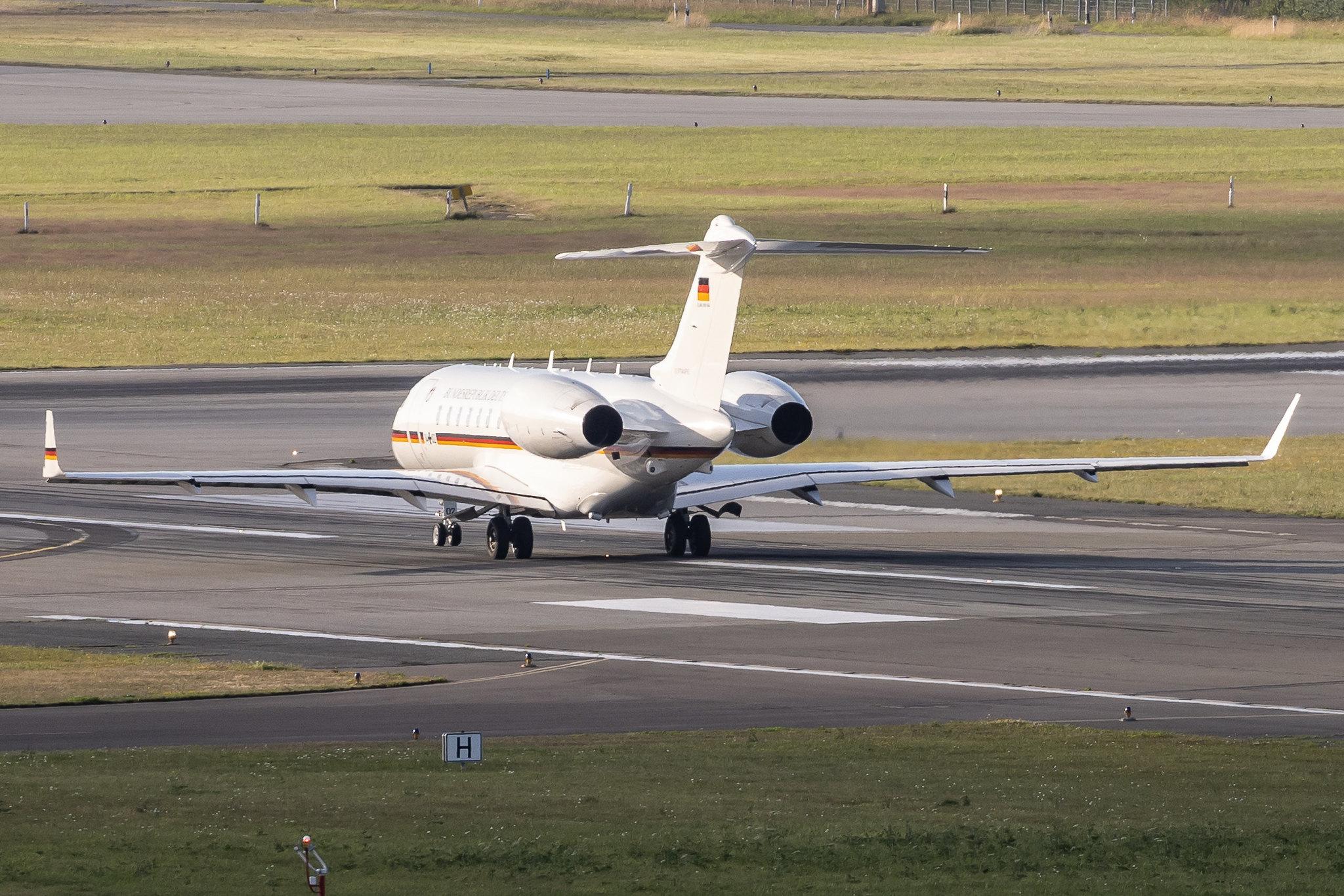 Hamburg Airport: German Air Force ( / GAF) | Bombardier BD-700-1A11 Global 5000 GLEX | 14+02 | MSN 9404