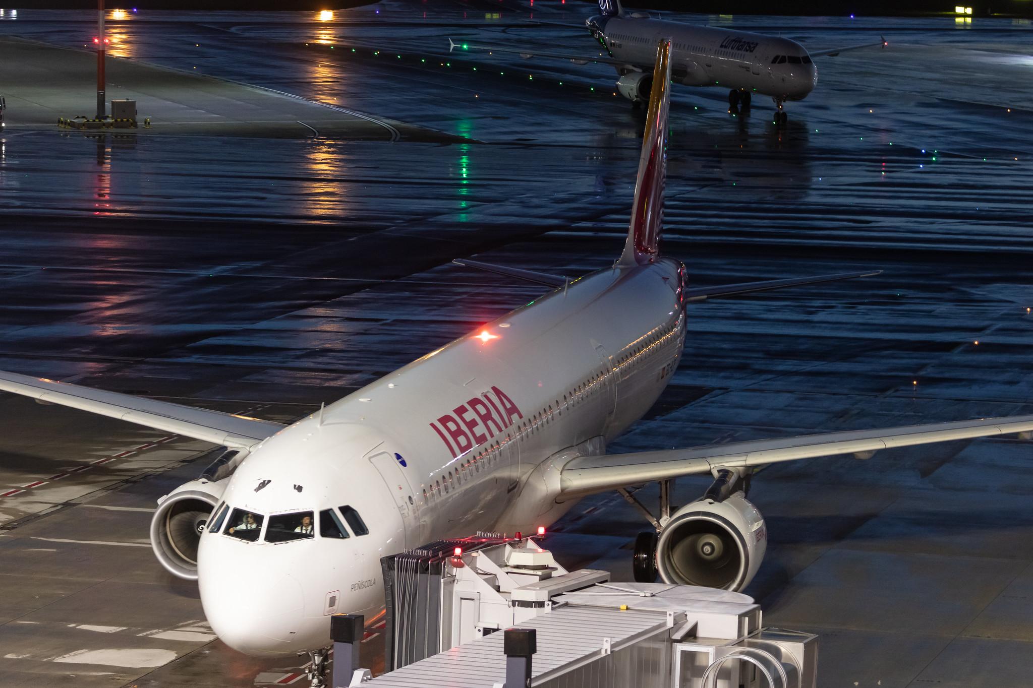 Hamburg Airport: Iberia (IB / IBE) |  Airbus A321-213 A321 | EC-ILP | MSN 1716