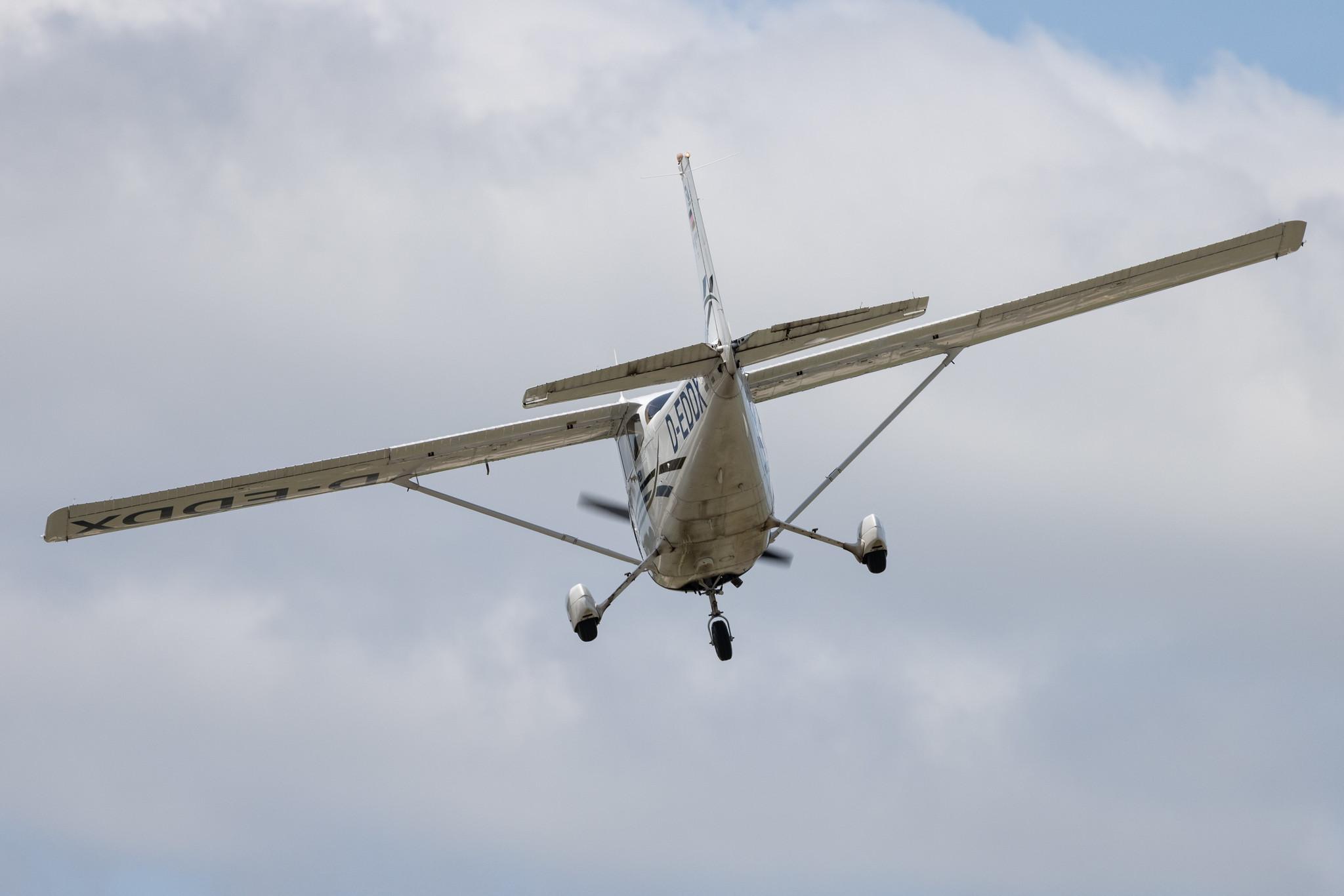 Hamburg Airport: Flugschule Hamburg | Cessna 172S C172 | D-EDDX | MSN 172S10124