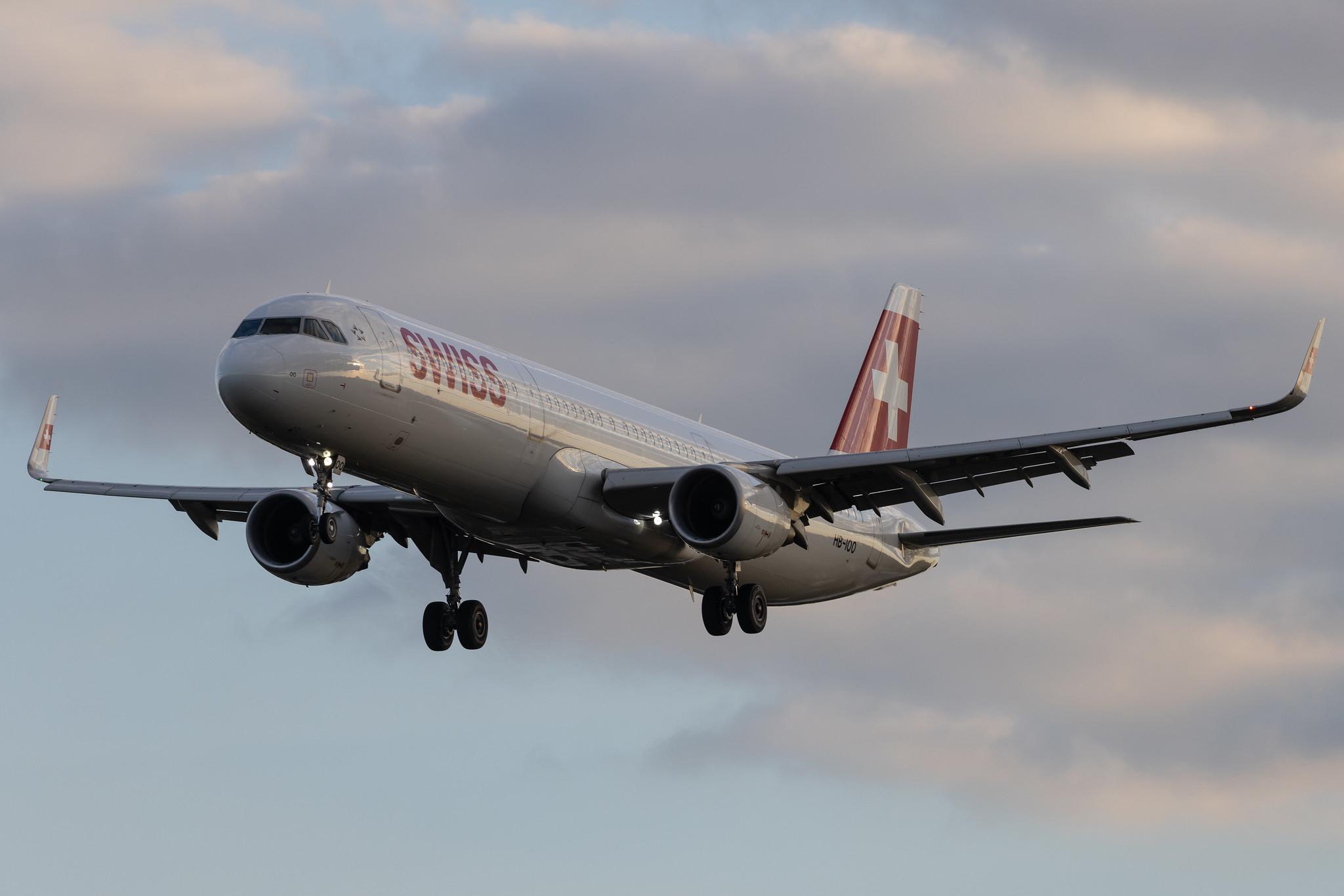 Hamburg Airport: Swiss (LX / SWR) | Airbus A321-212 A321 | HB-IOO | MSN 7007