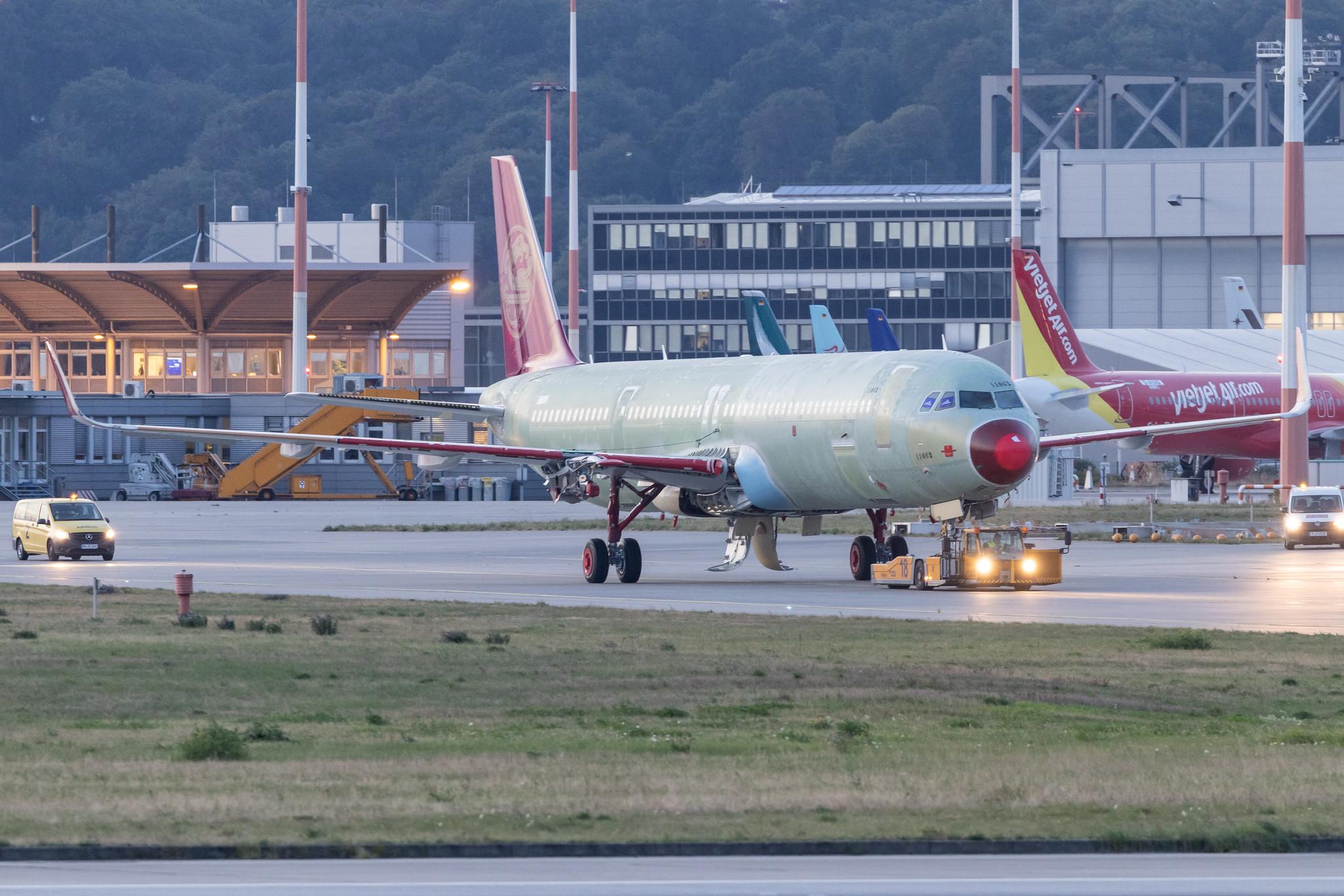Hamburg Finkenwerder: Juneyao Airlines (HO / DKH) | Airbus A321-271NX A21N | D- | MSN 11062
