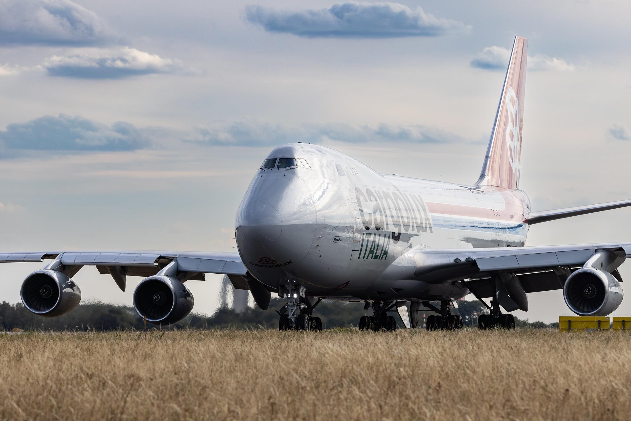 Luxembourg Findel Airport: Cargolux (CV / CLX) | Operator: Cargolux Italia | Boeing 747-4R7(F) B744 | LX-VCV | MSN 34235