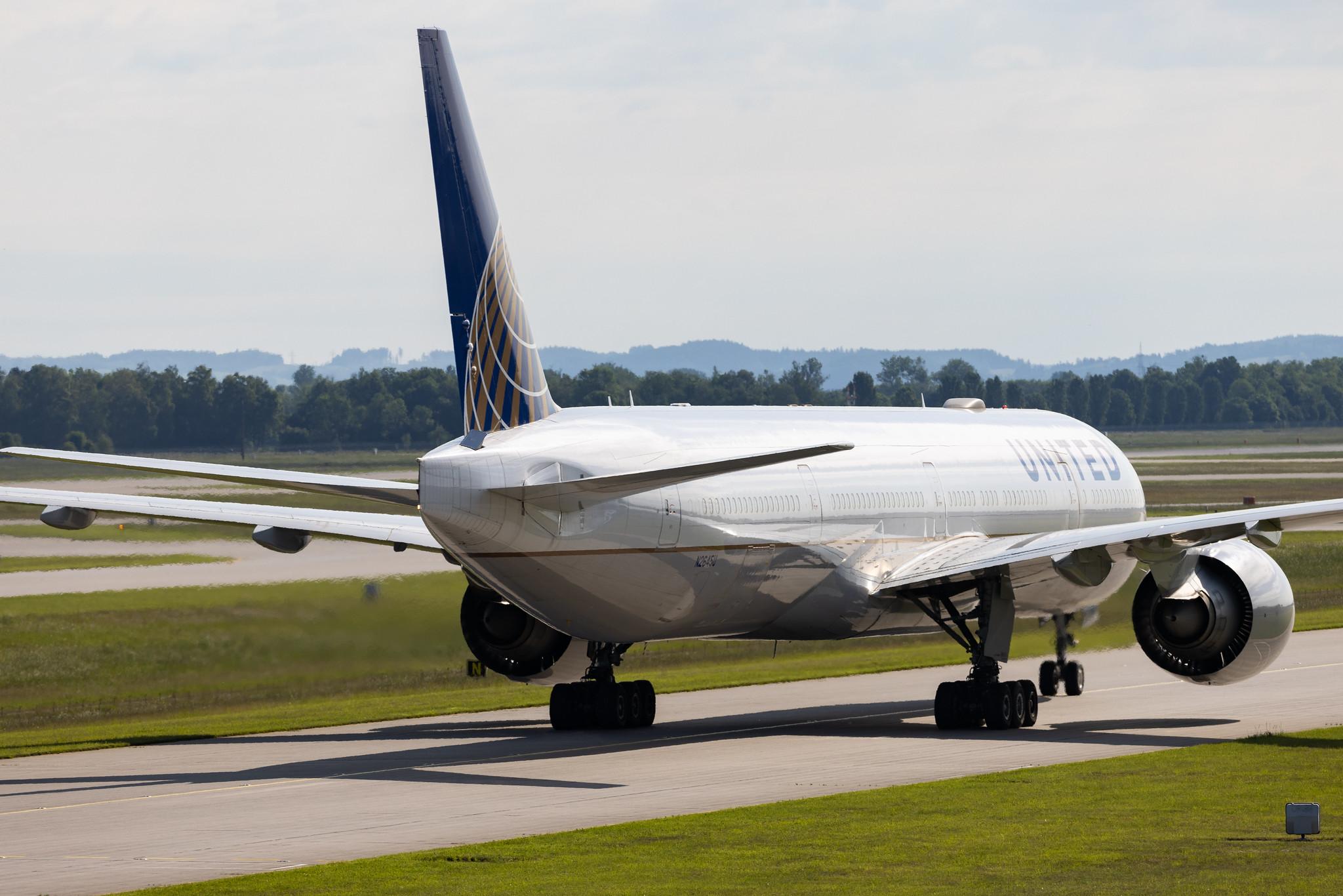 Munich Airport: United Airlines (UA / UAL) | Boeing 777-322(ER) B77W | N2645U | MSN 64989