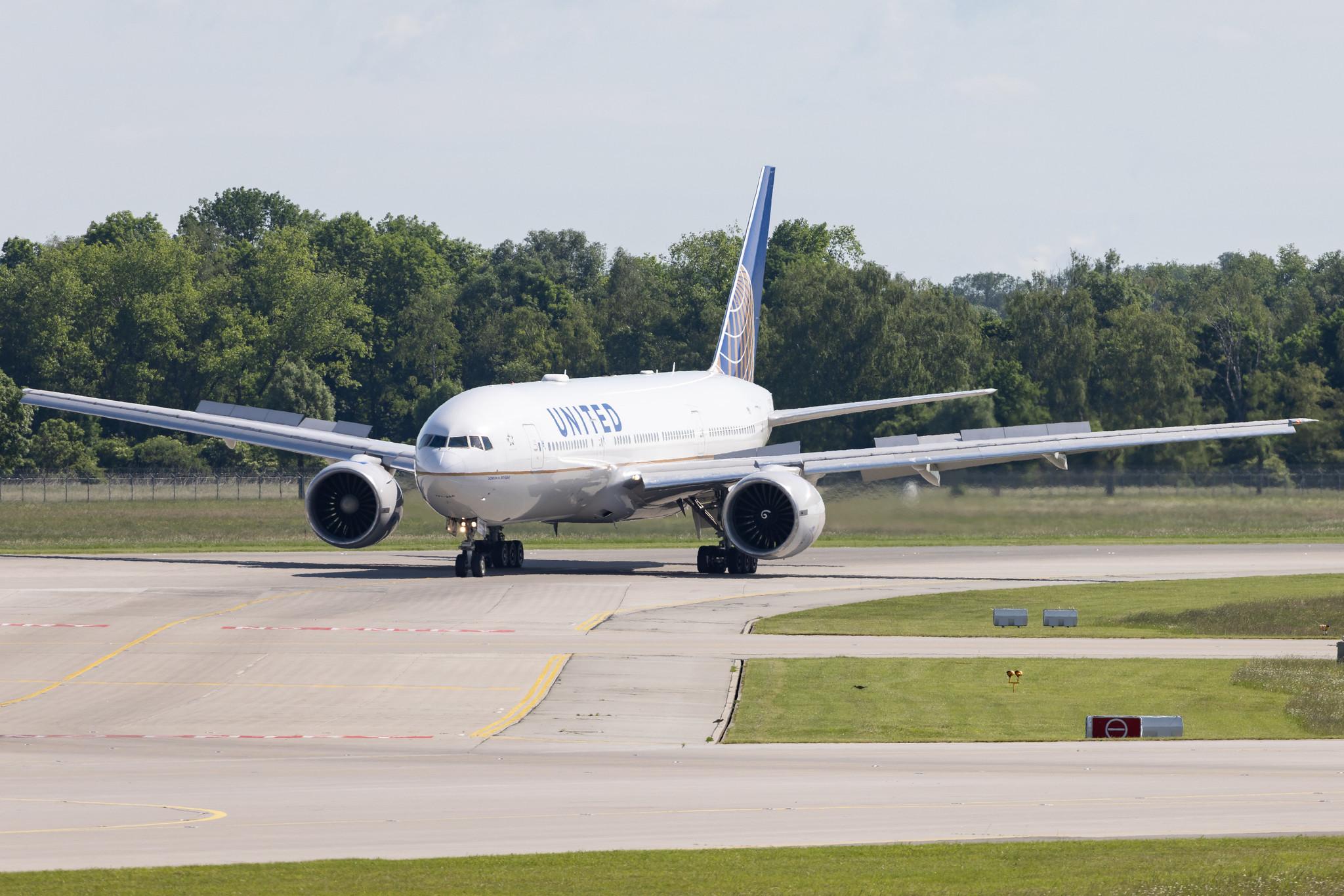 Munich Airport: United Airlines (UA / UAL) | Boeing 777-224(ER) B772 | N78001 | MSN 27577