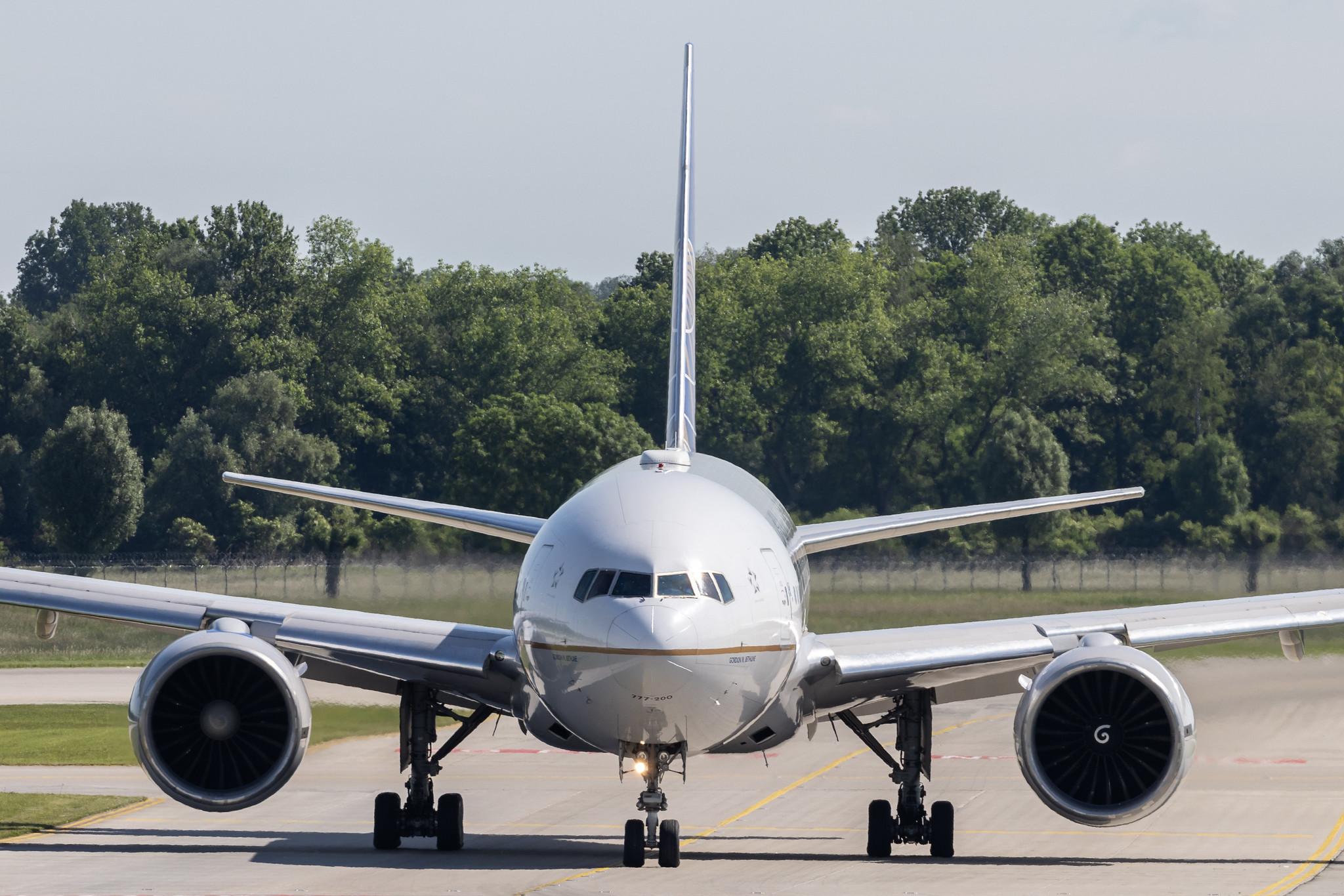 Munich Airport: United Airlines (UA / UAL) | Boeing 777-224(ER) B772 | N78001 | MSN 27577
