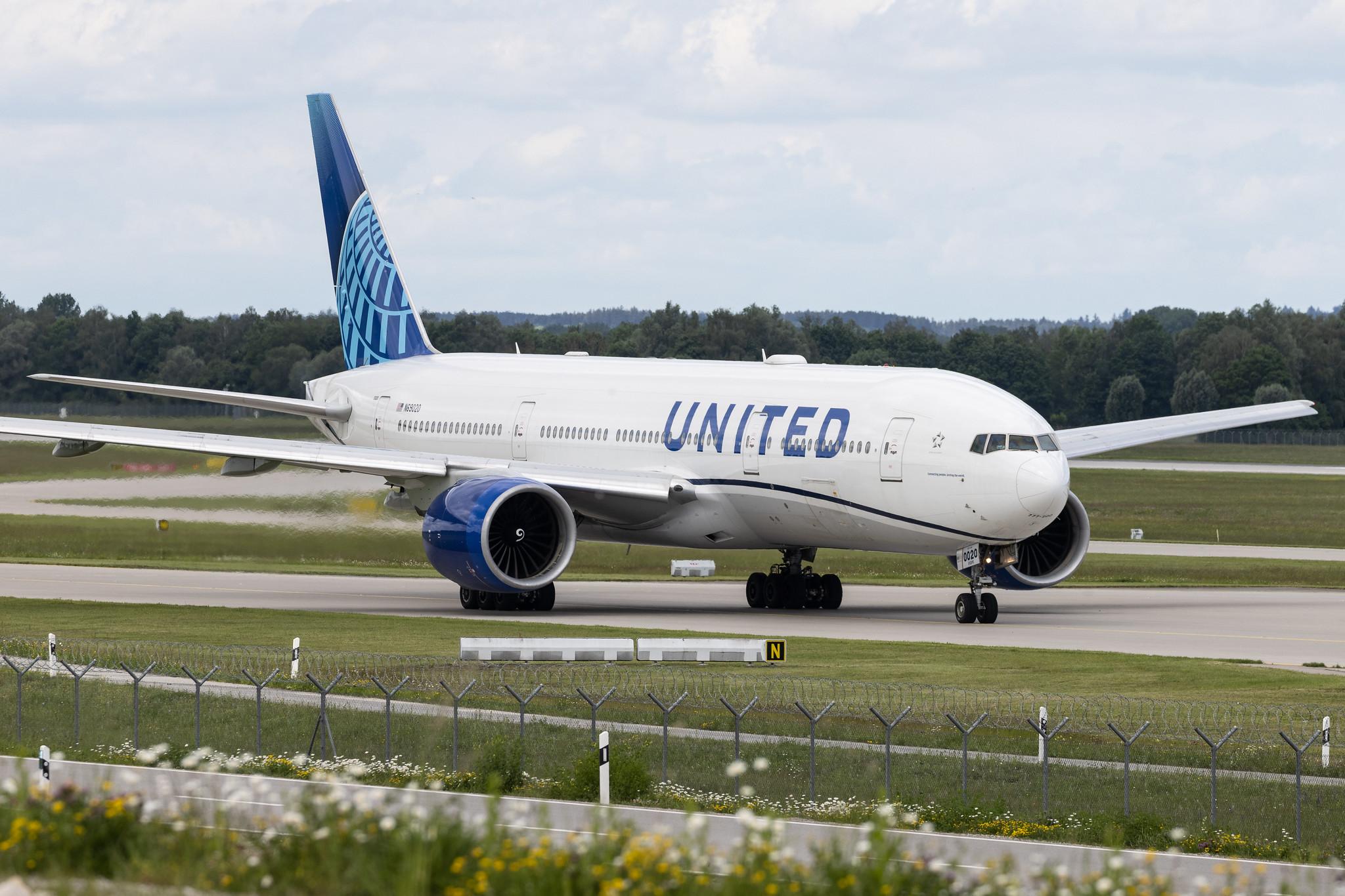 Munich Airport: United Airlines (UA / UAL) | Boeing 777-224(ER) B772 | N69020 | MSN 31687
